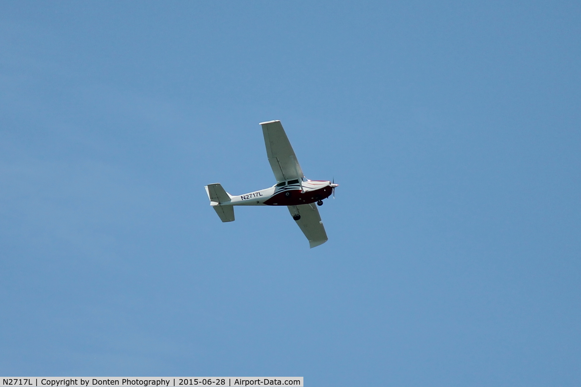 N2717L, 1967 Cessna 172H C/N 17255917, Cessna Skyhawk (N2717L) flies over South Venice Beach