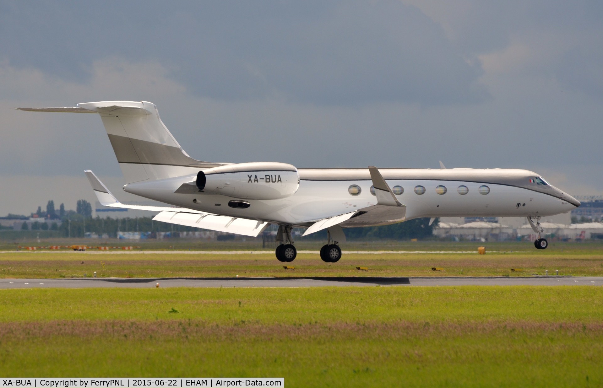 XA-BUA, 2014 Gulfstream Aerospace V-SP G550 C/N 5464, G550 about to touch down