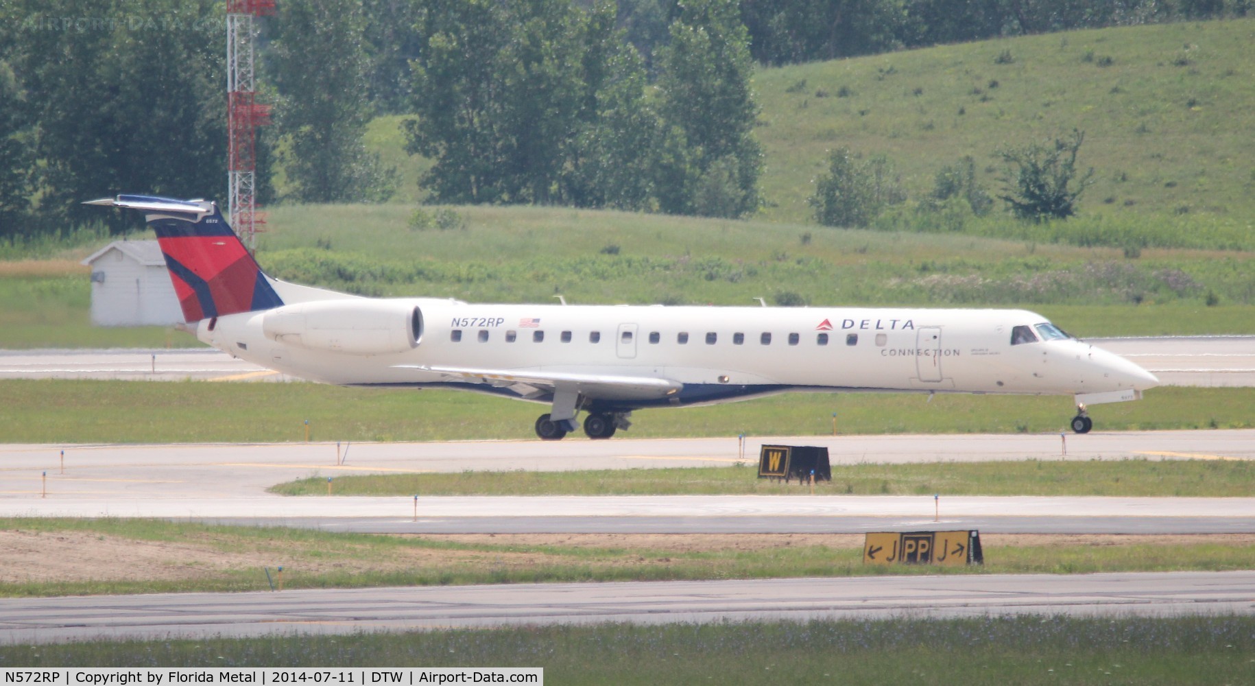 N572RP, 2004 Embraer EMB-145LR C/N 14500828, Delta Connection