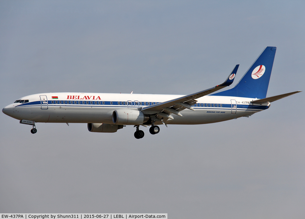 EW-437PA, 2000 Boeing 737-8K5 C/N 27988, Landing rwy 25R
