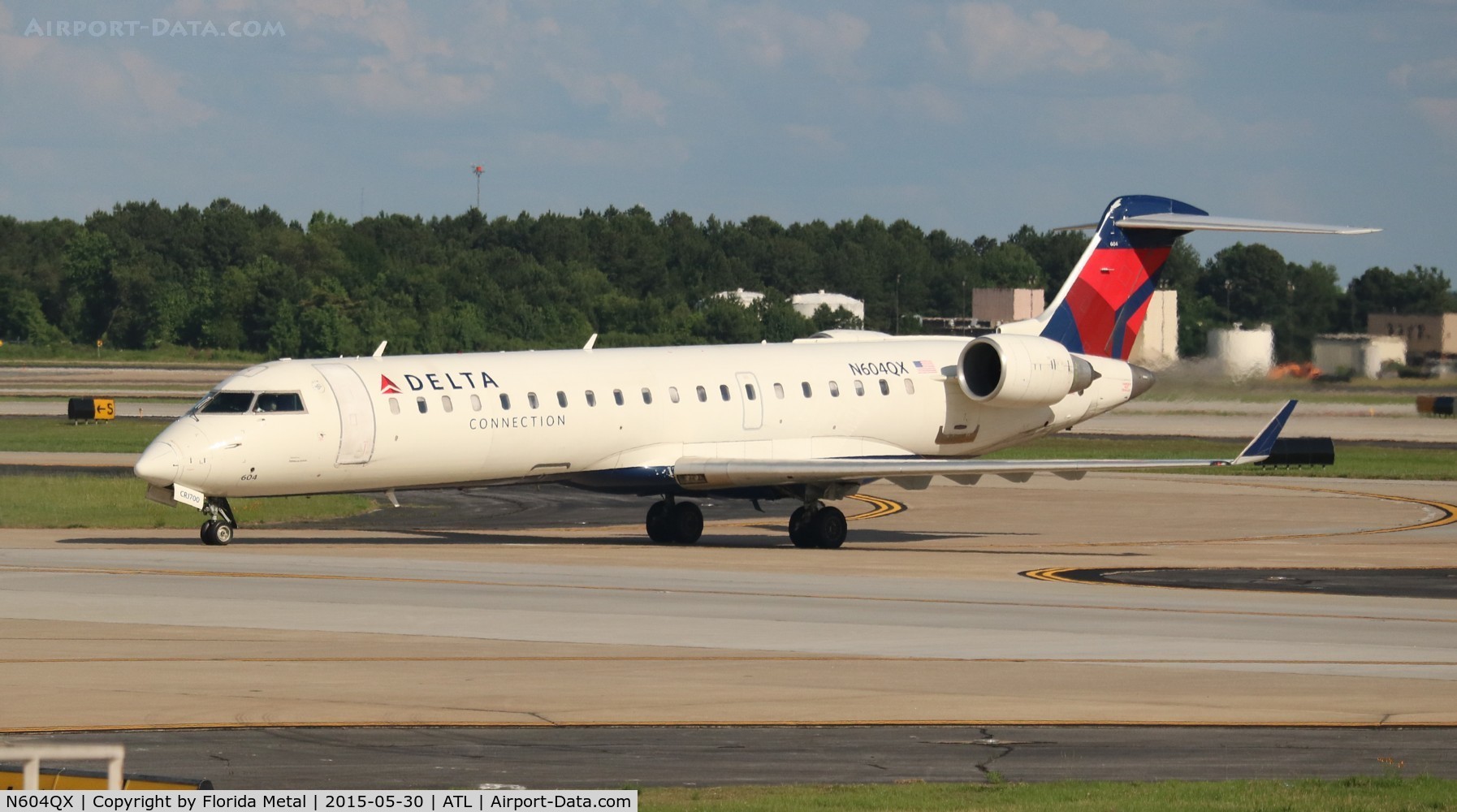 N604QX, 2001 Bombardier CRJ-701 (CL-600-2C10) Regional Jet C/N 10019, Delta Connection