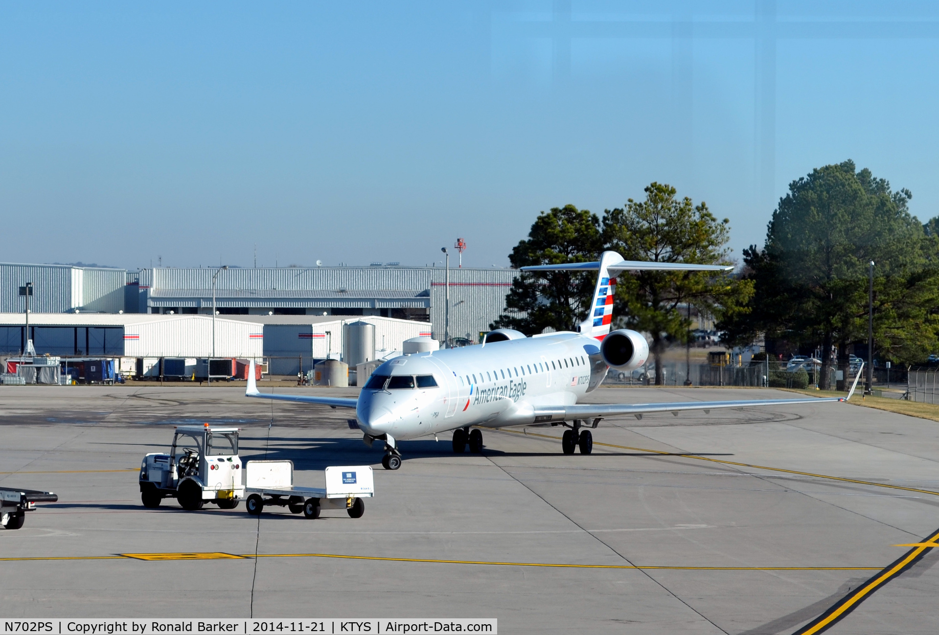 N702PS, 2004 Bombardier CRJ-701 (CL-600-2C10) Regional Jet C/N 10135, Taxi to park TYS