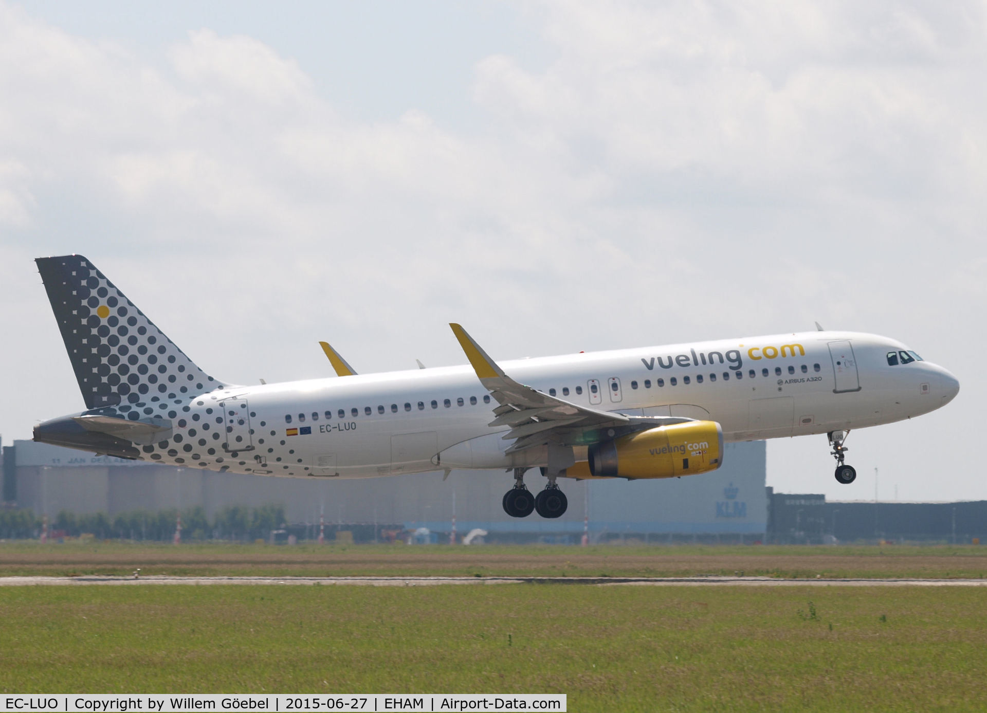 EC-LUO, 2013 Airbus A320-232 C/N 5530, Landing on runway 27 of Schiphol Airport