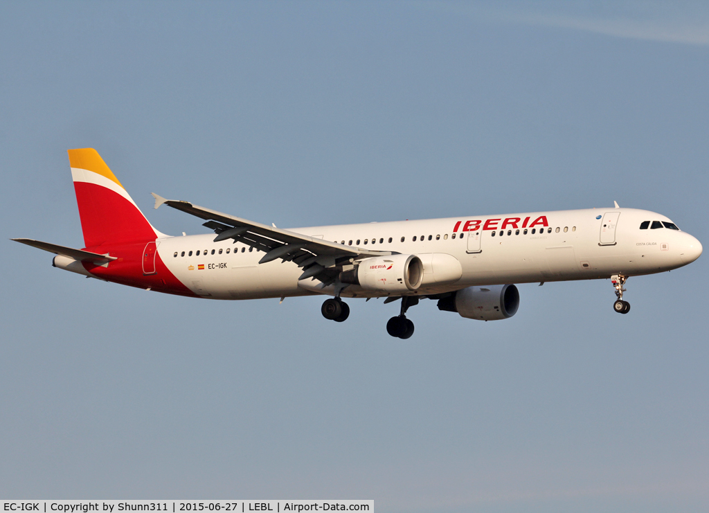 EC-IGK, 2001 Airbus A321-211 C/N 1572, Landing rwy 25R in new c/s