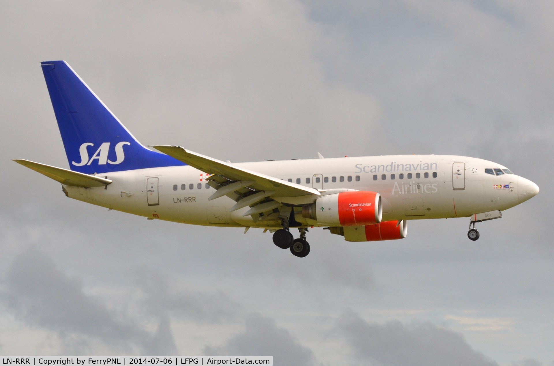 LN-RRR, 1999 Boeing 737-683 C/N 28309, SAS B736 on finals in CDG