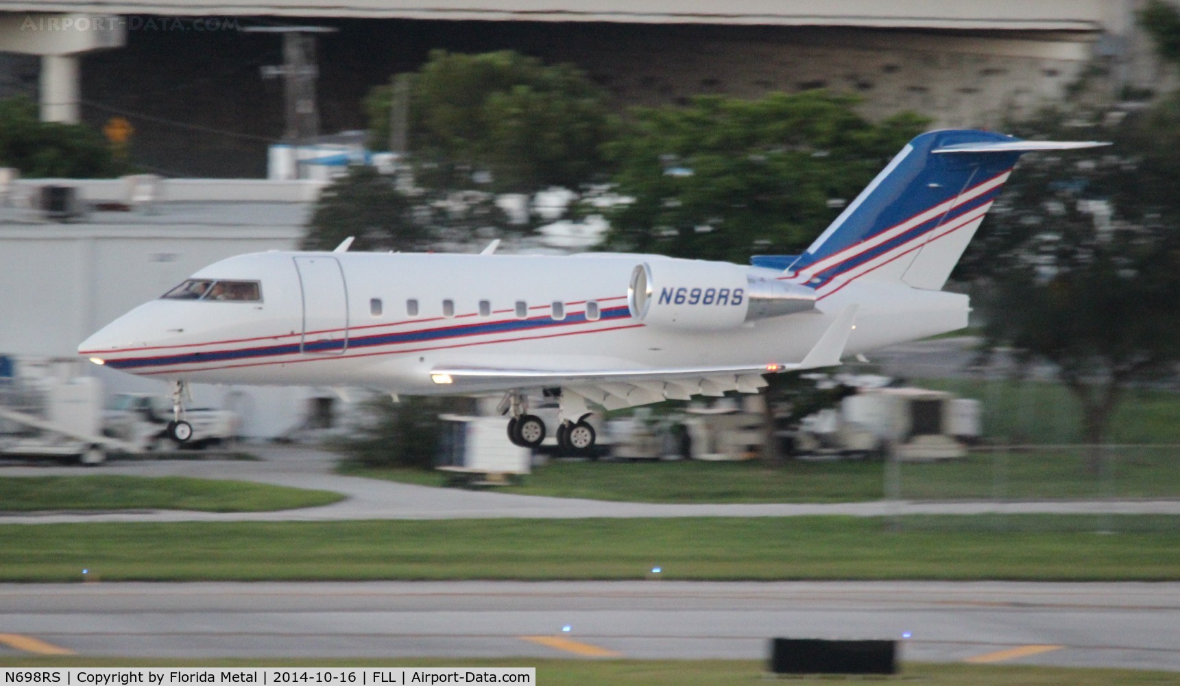 N698RS, 2000 Bombardier Challenger 604 (CL-600-2B16) C/N 5460, Challenger 604