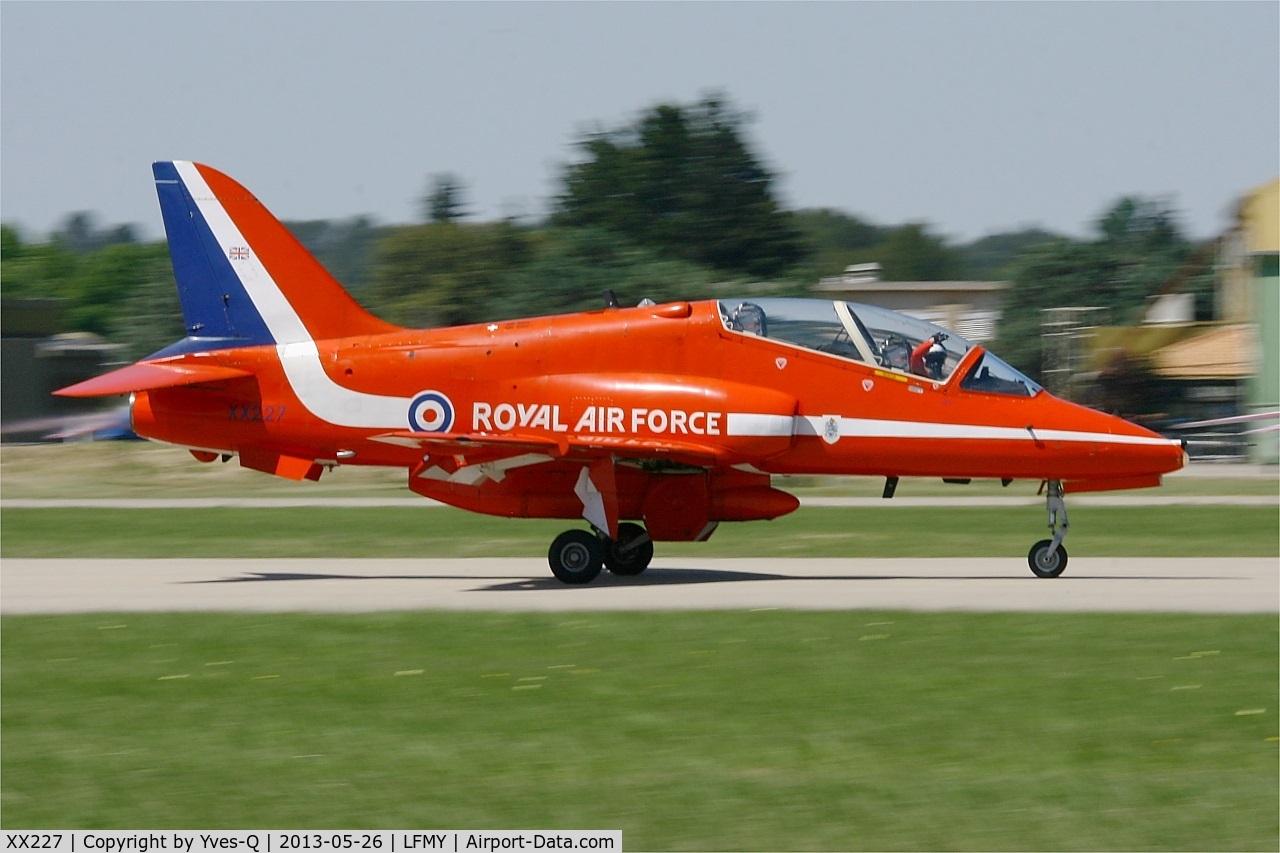 XX227, 1978 Hawker Siddeley Hawk T.1A C/N 063/312063, Royal Air Force Red Arrows Hawker Siddeley Hawk T.1, Landing rwy 34, Salon de Provence Air Base 701 (LFMY) Open day 2013
