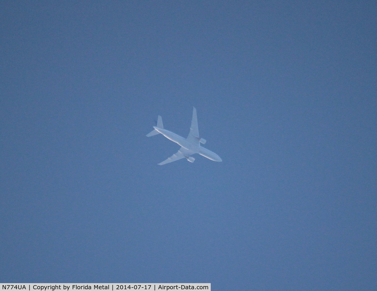 N774UA, 1996 Boeing 777-222 C/N 26936, United 777-200 overflying Livonia Michigan at 35,000 ft without contrails flying ORD-BRU