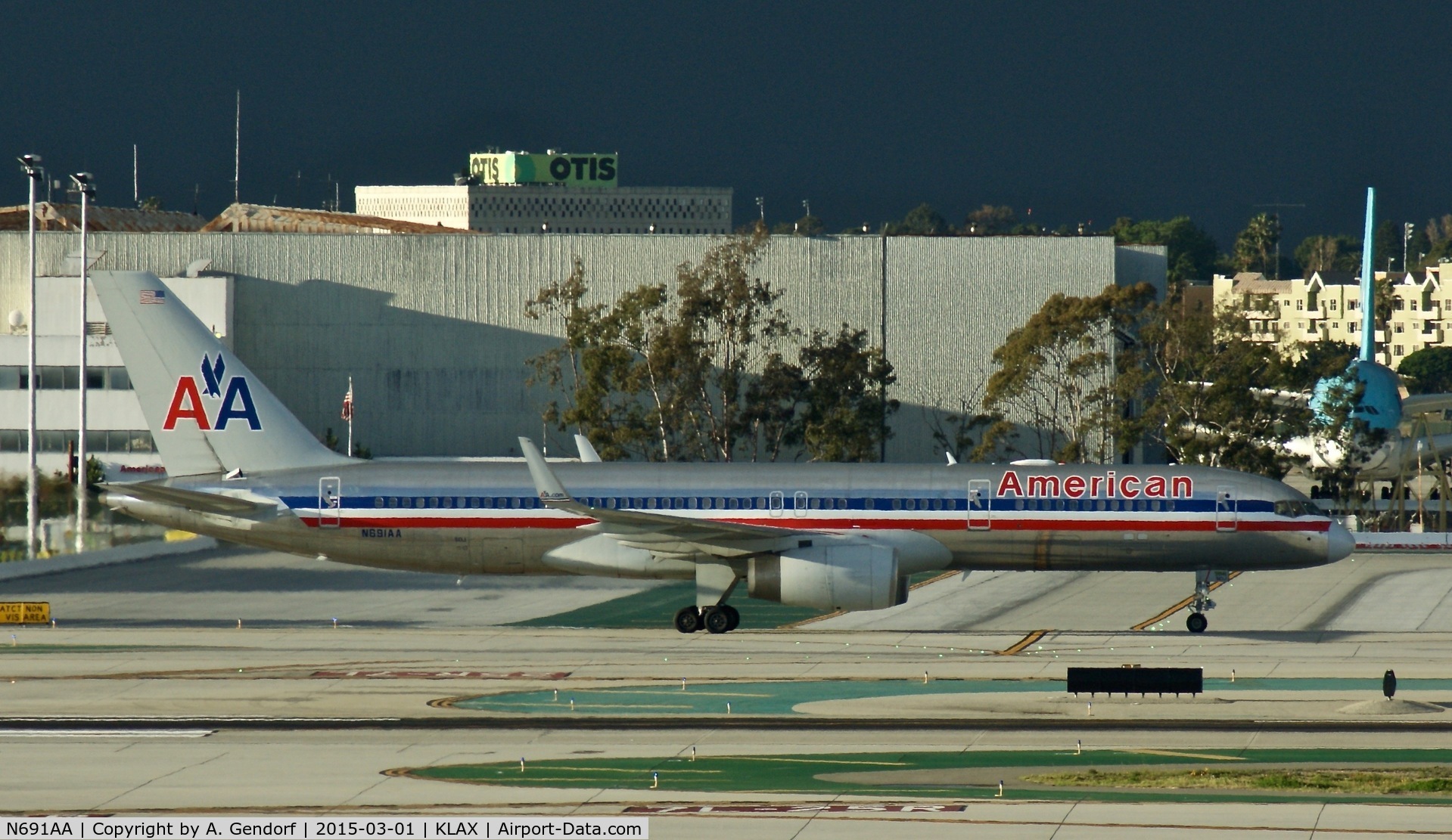 N691AA, 1993 Boeing 757-223 C/N 25697, American Airlines, is here taxiing at Los Angeles Int'l(KLAX)