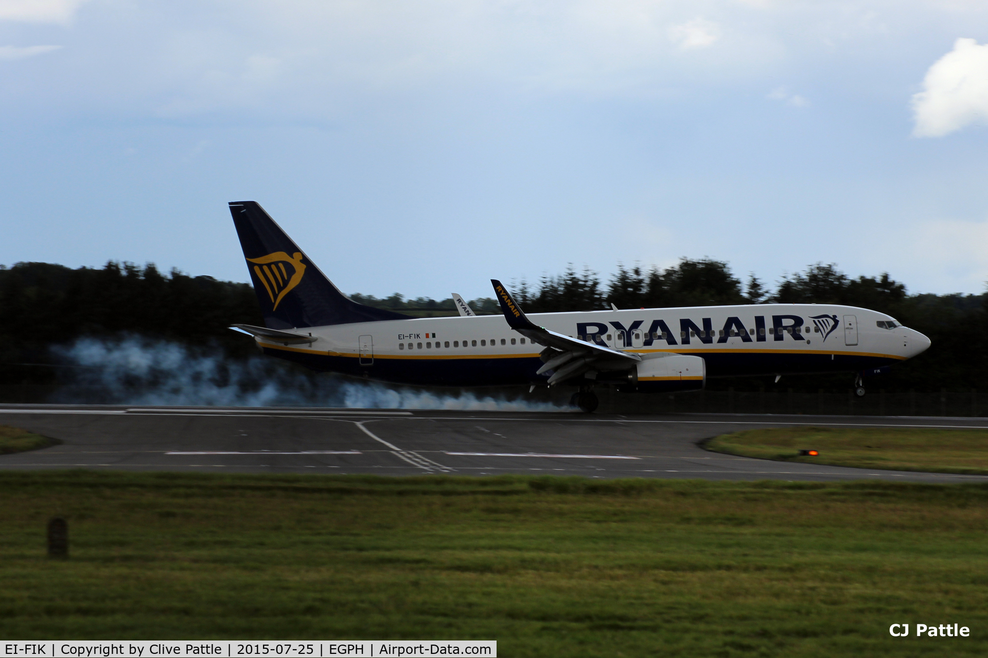 EI-FIK, 2015 Boeing 737-8AS C/N 44700, Brake smoke on landing at Edinburgh Airport EGPH