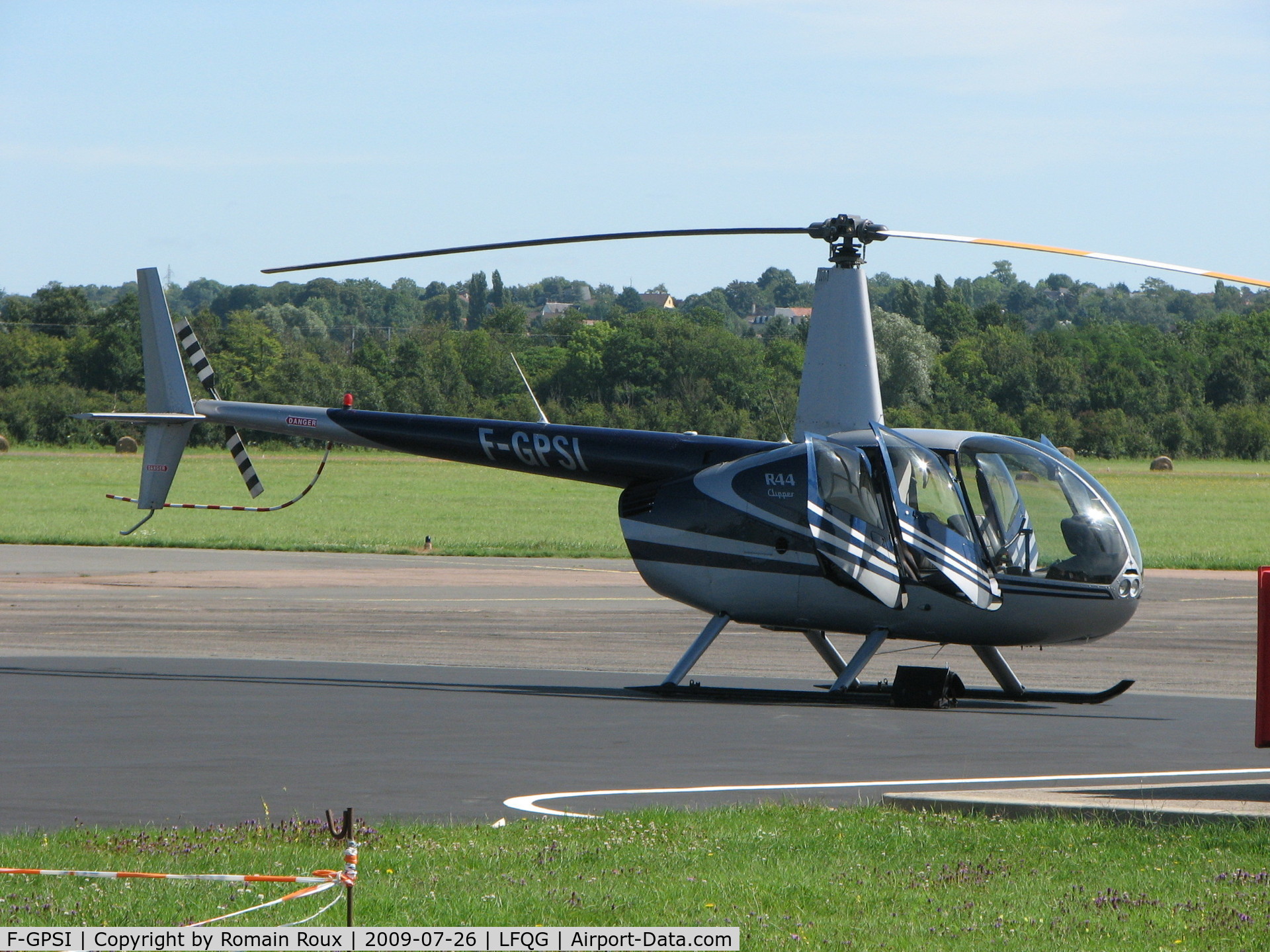 F-GPSI, Robinson R44 C/N 0882, Parked