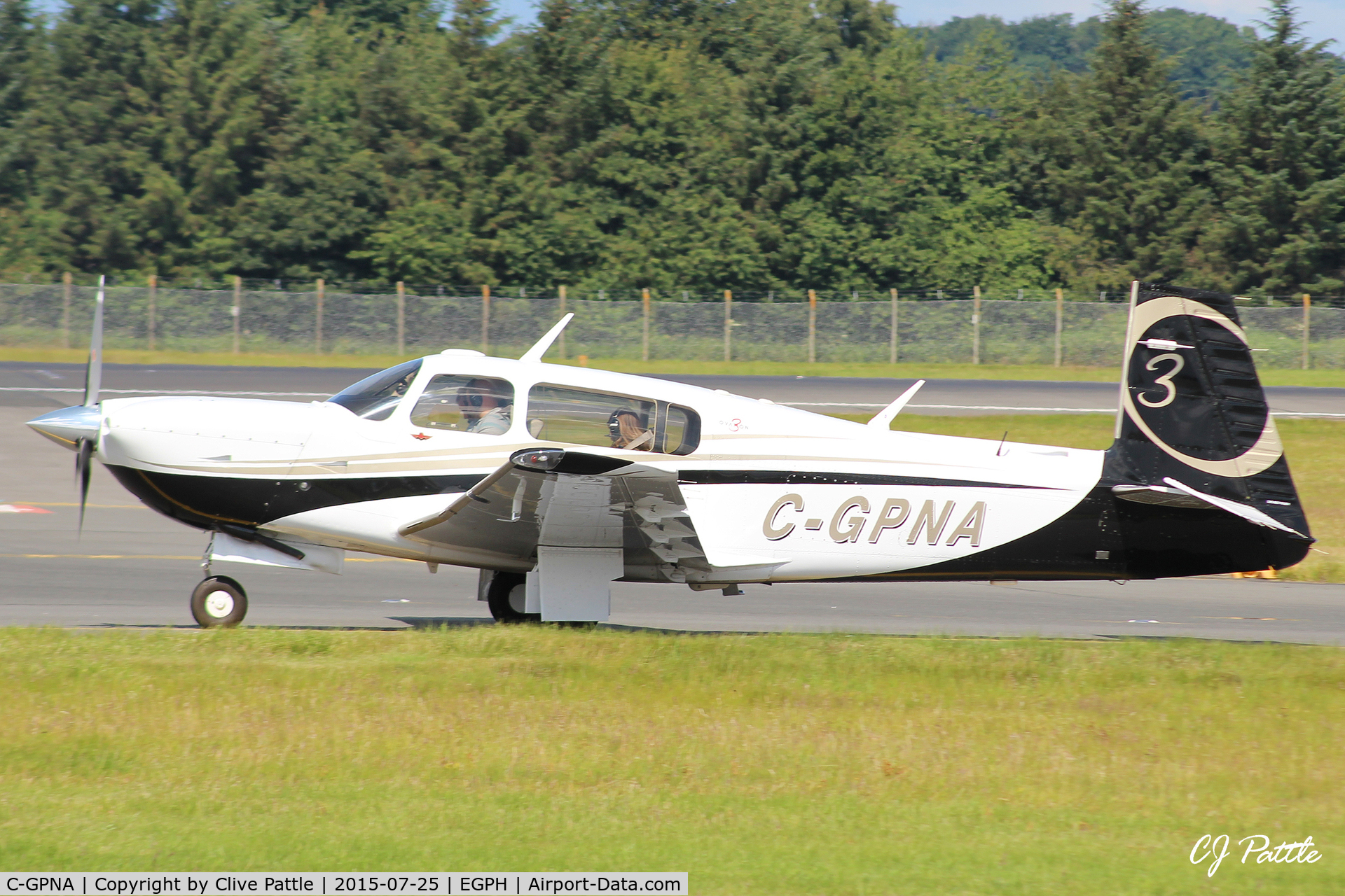 C-GPNA, 2007 Mooney M20R Ovation C/N 29-0487, Taxy to take-off from rwy 06 at Edinburgh EGPH - note the friendly wave !