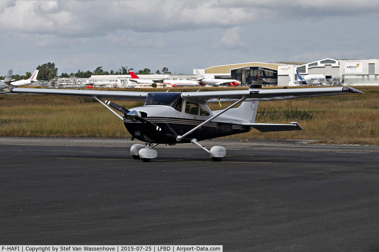 F-HAFI, 2002 Cessna 172S C/N 172S9022, Bordeaux-Mérignac airport, First picture of this cessna's new painting.