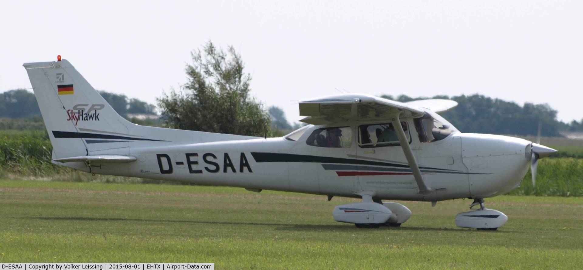 D-ESAA, 2005 Cessna 172S Skyhawk SP C/N 172S-10088, landing