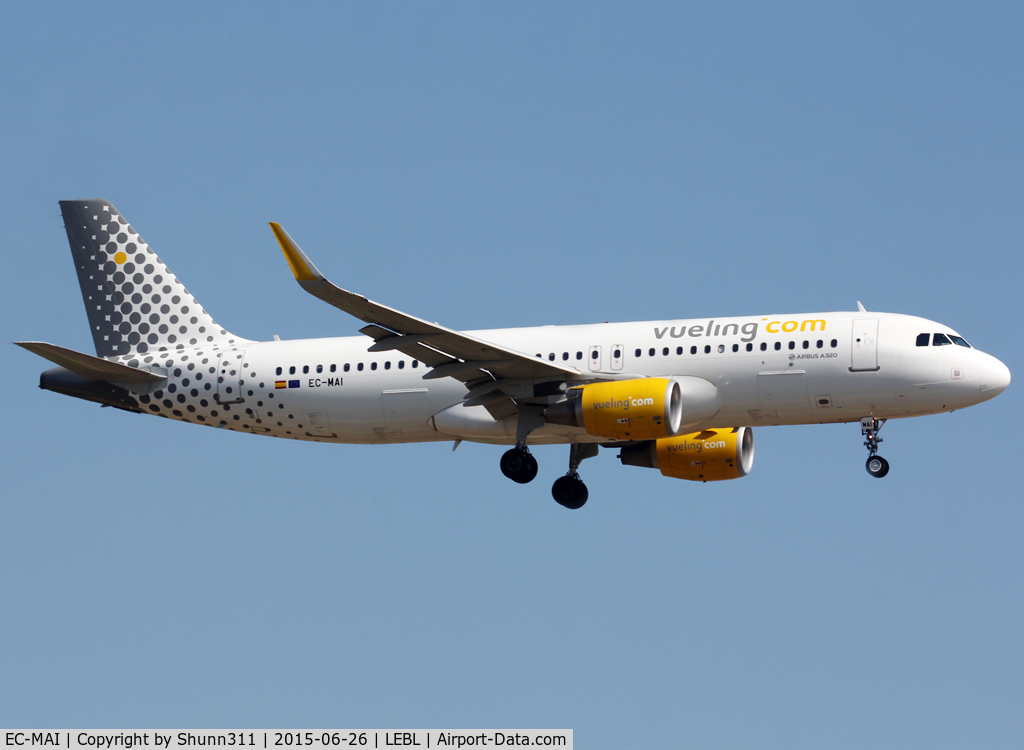 EC-MAI, 2014 Airbus A320-214 C/N 6045, Landing rwy 25R