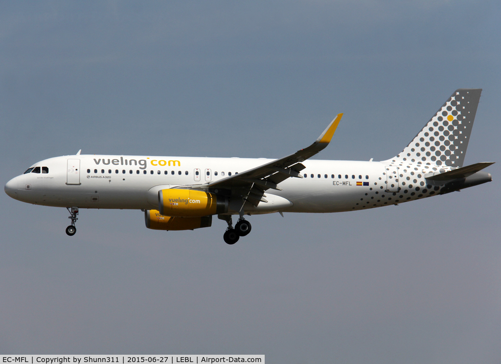 EC-MFL, 2015 Airbus A320-232 C/N 6557, Landing rwy 25R