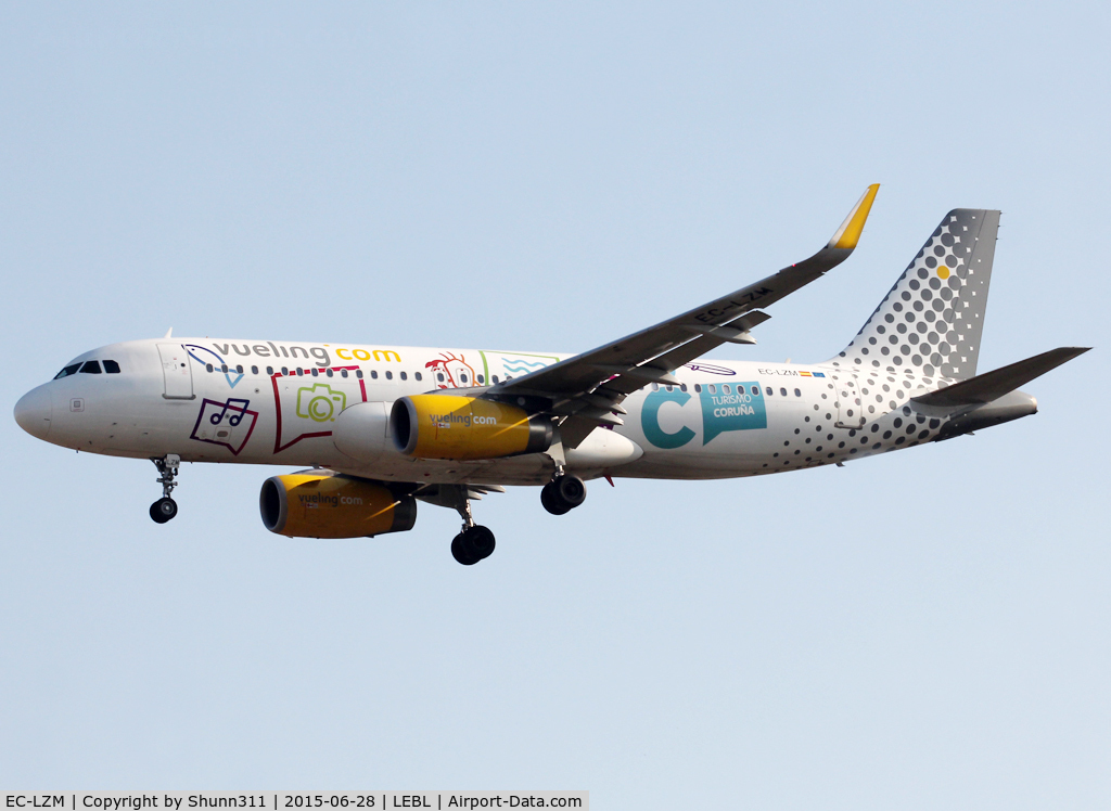 EC-LZM, 2013 Airbus A320-232 C/N 5877, Landing rwy 25R in 'Coruna se Mueve' special c/s