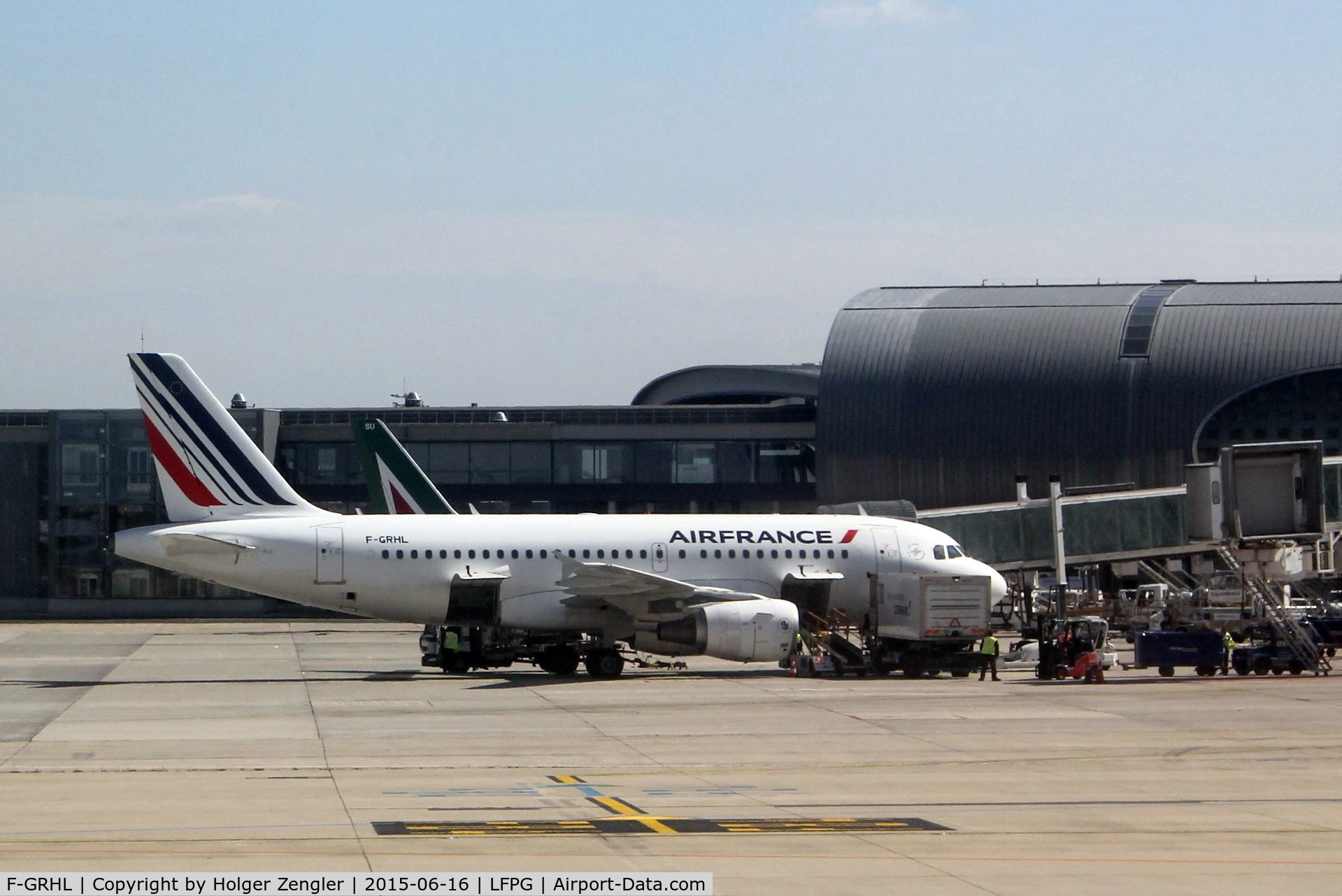 F-GRHL, 2000 Airbus A319-111 C/N 1201, View to terminal 2....