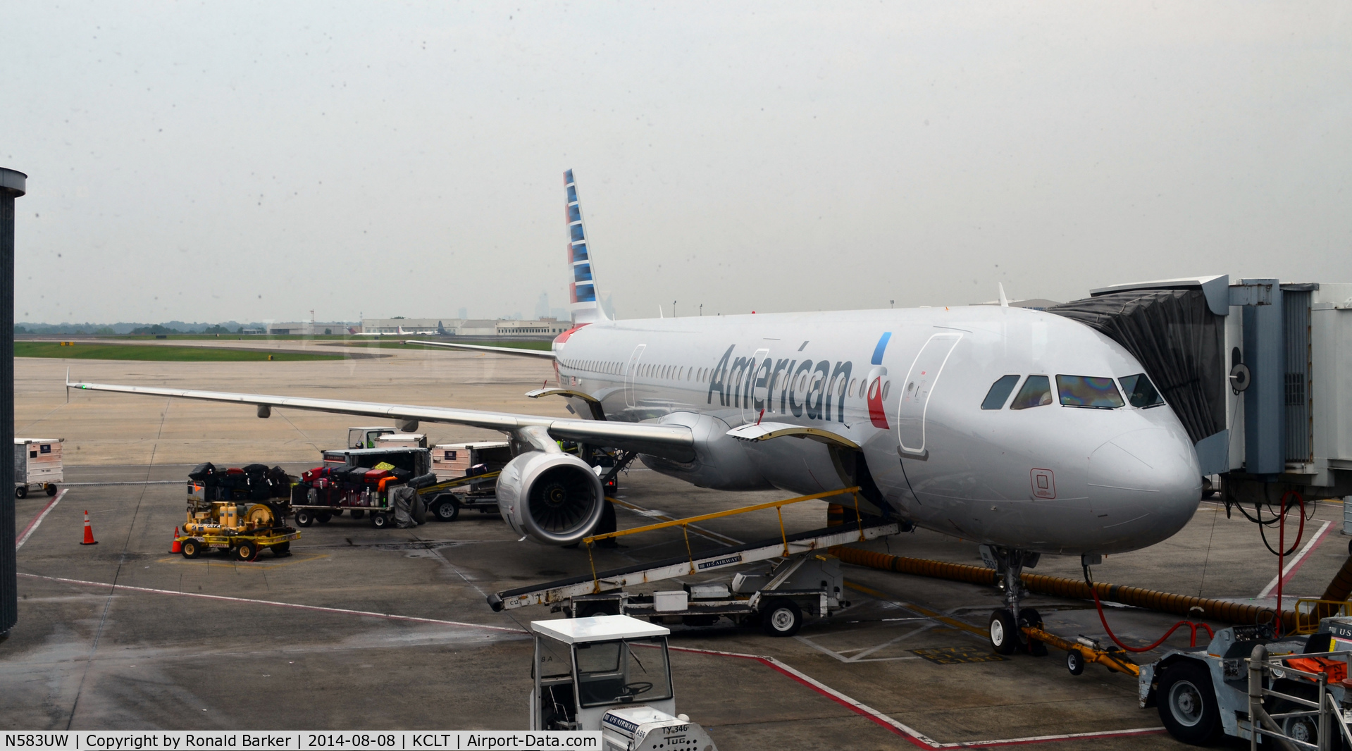 N583UW, 2014 Airbus A321-231 C/N 6181, At the gate CLT