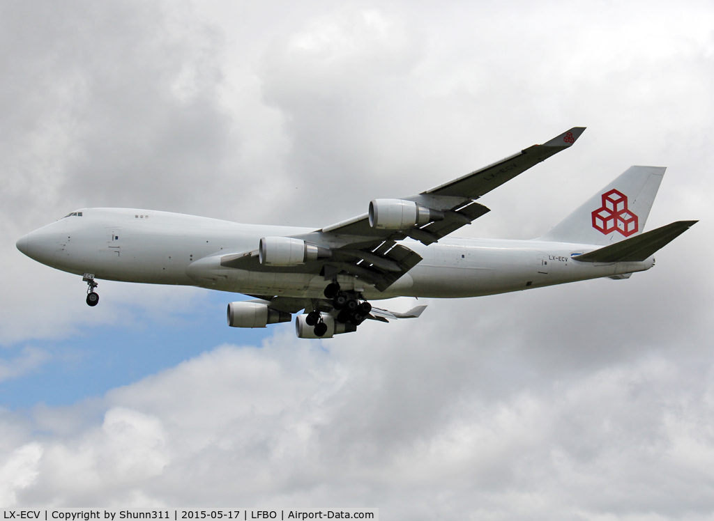 LX-ECV, 2009 Boeing 747-4HQF C/N 37303, Landing rwy 32L