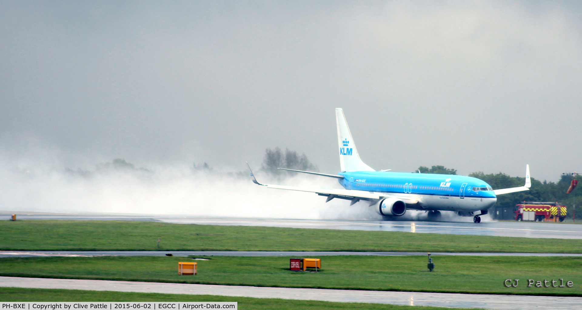 PH-BXE, 2000 Boeing 737-8K2 C/N 29595, Dramatic arrival at Manchester Airport EGCC