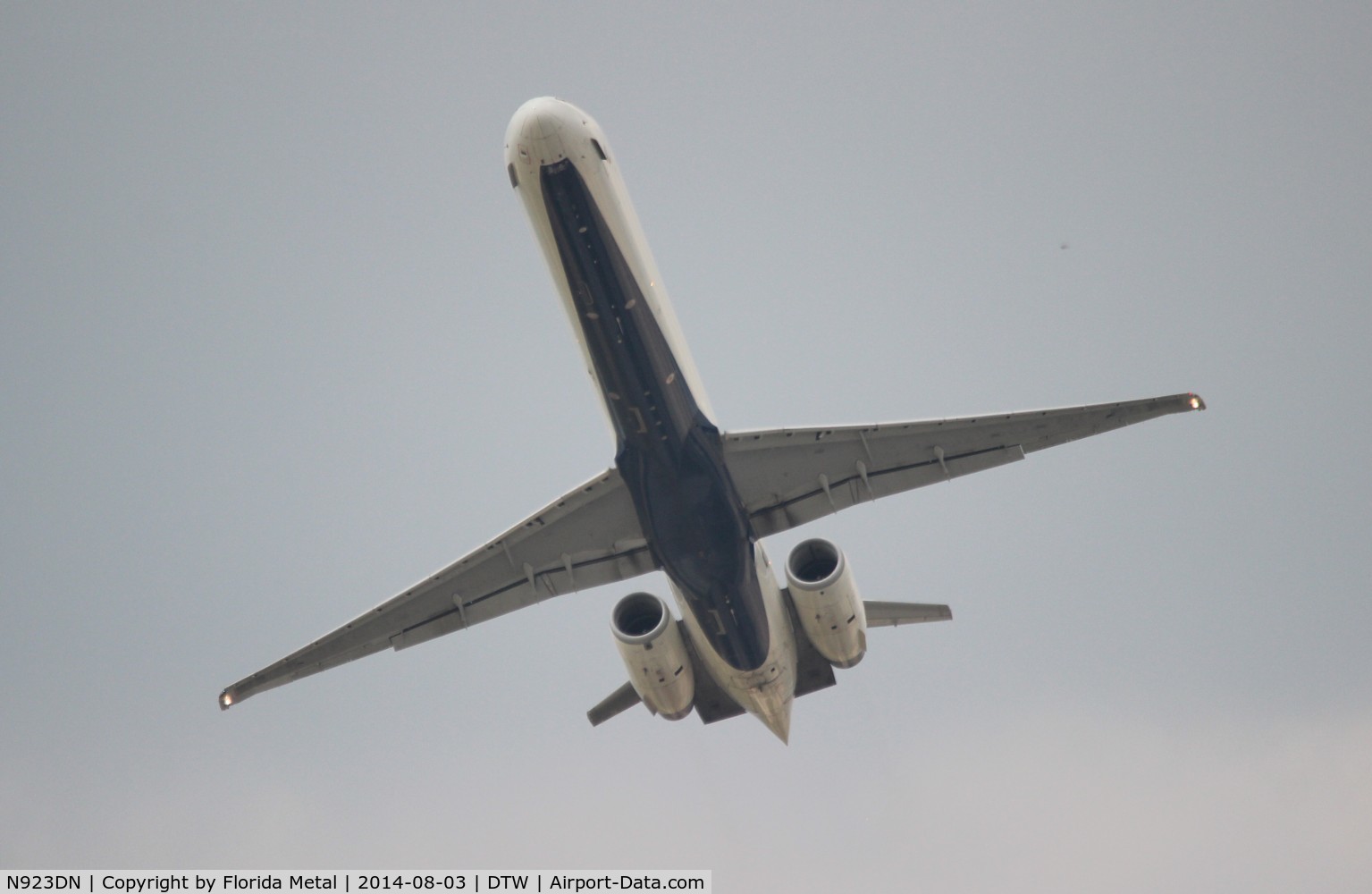 N923DN, 1998 McDonnell Douglas MD-90-30 C/N 53585, Delta