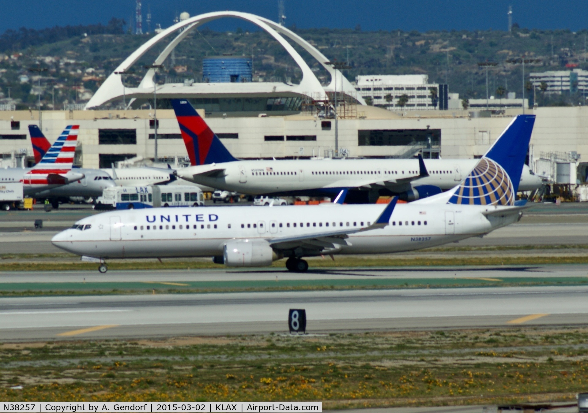 N38257, 2000 Boeing 737-824 C/N 30612, United, is here taxiing at Los Angeles Int'l(KLAX)