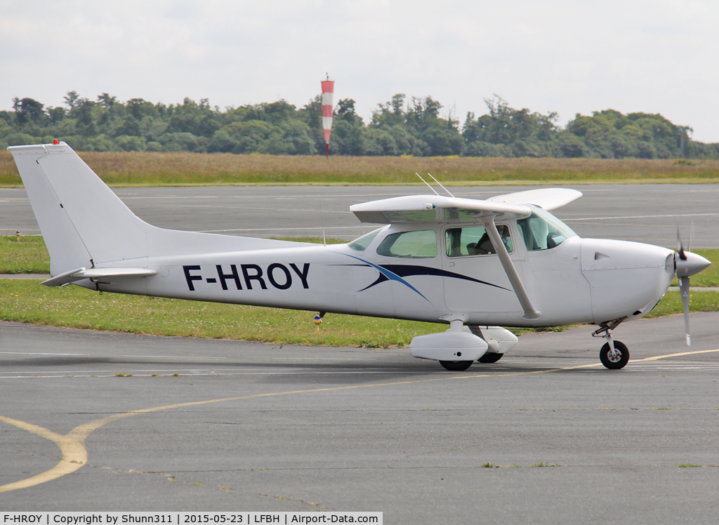F-HROY, 1975 Cessna 172M Skyhawk C/N 172-64490, Taxiing for refuelling...
