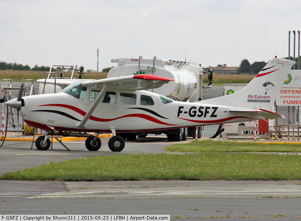 F-GSFZ, 1972 Cessna U206F Stationair C/N U206-01952, On refuelling...