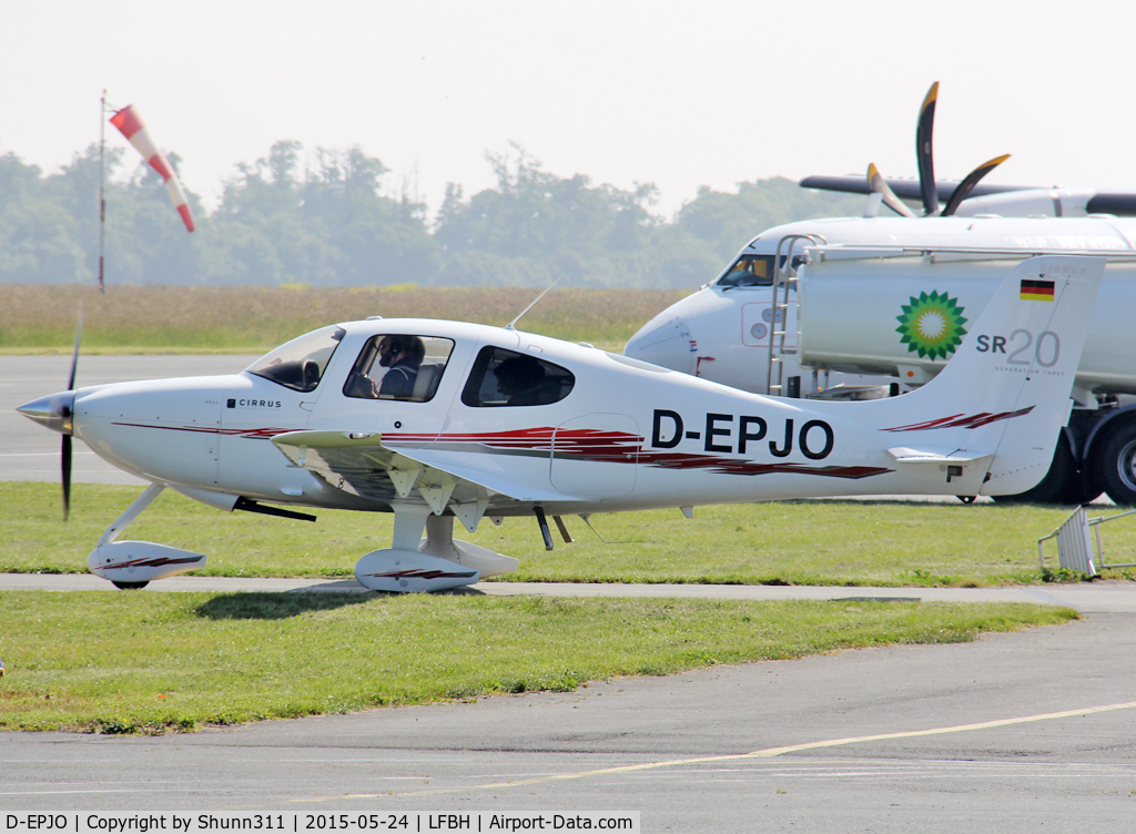 D-EPJO, 2008 Cirrus SR20 G3 C/N 1992, Taxiing for departure...