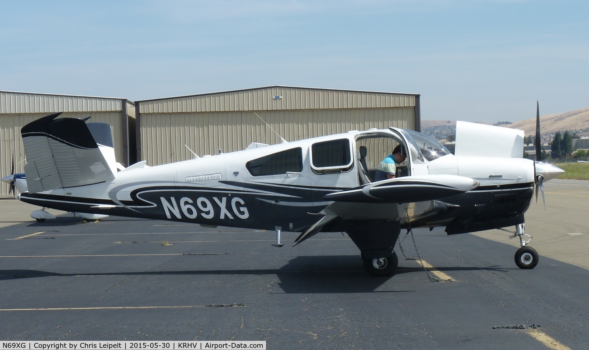 N69XG, 1976 Beech V35B Bonanza C/N D-9859, Club 200 Knots LLC (Palo Alto, CA) 1976 Beech V35B visiting Reid Hillview Airport, San Jose, CA.