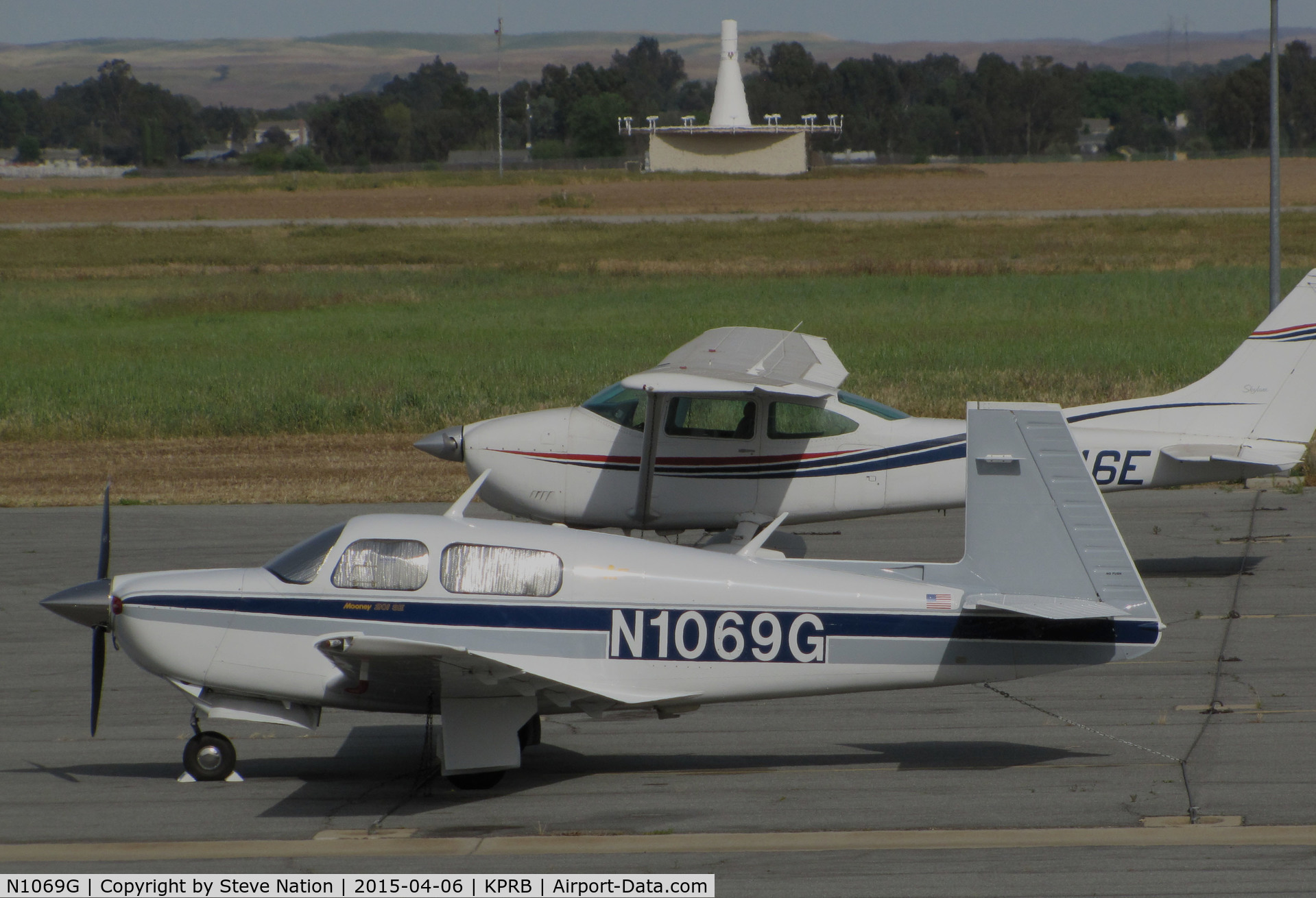 N1069G, 1989 Mooney M20J 201 C/N 24-3135, Washington State-based 1989 Mooney M20J visiting @ Paso Robles Municipal Airport, CA (photographed from terminal stairway)