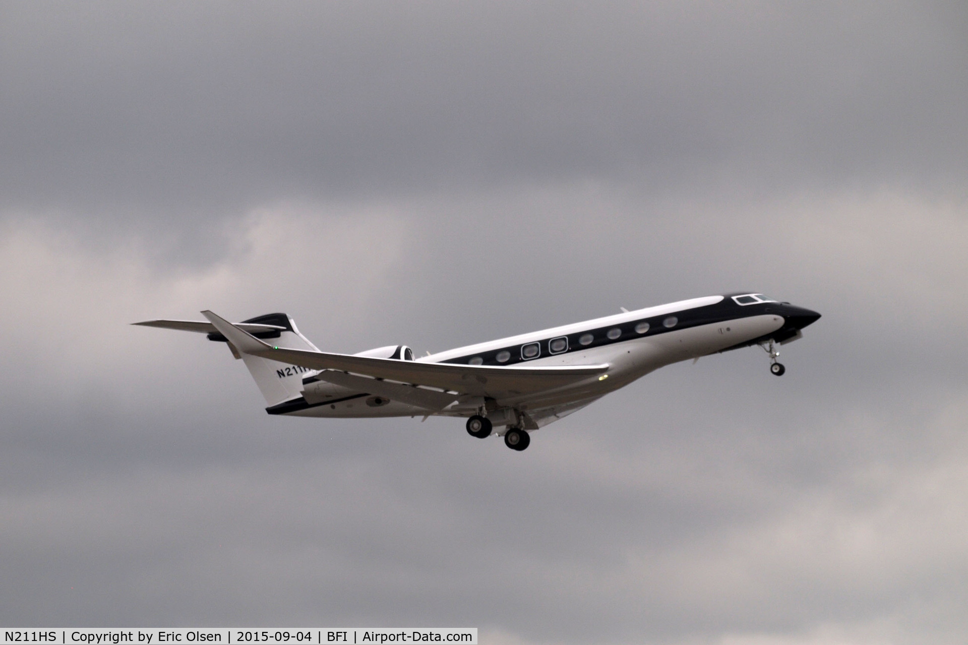 N211HS, 2010 Gulfstream Aerospace G650 (G-VI) C/N 6003, Gulfstream after taking off from BFI