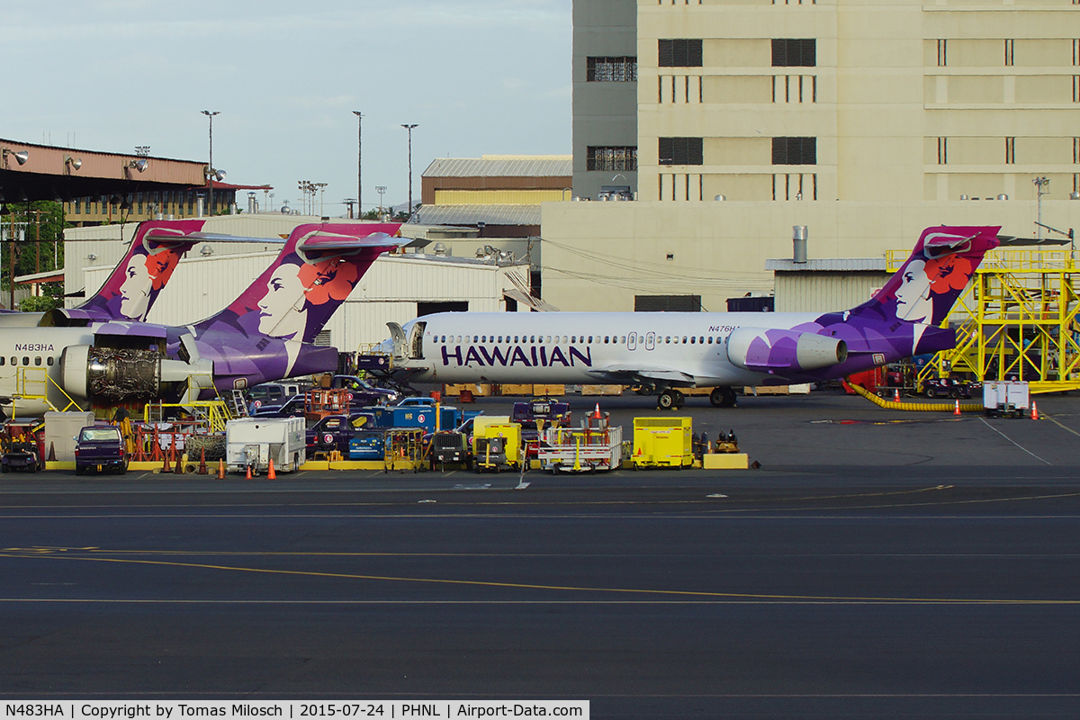 N483HA, 2001 Boeing 717-22A C/N 55128, Hawaiian's headquarter at HNL