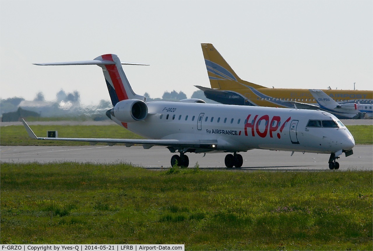F-GRZO, 2007 Canadair CRJ-700 (CL-600-2C10) Regional Jet C/N 10265, Canadair Regional Jet CRJ-702, Taxiing to boarding area, Brest-Bretagne Airport (LFRB-BES)