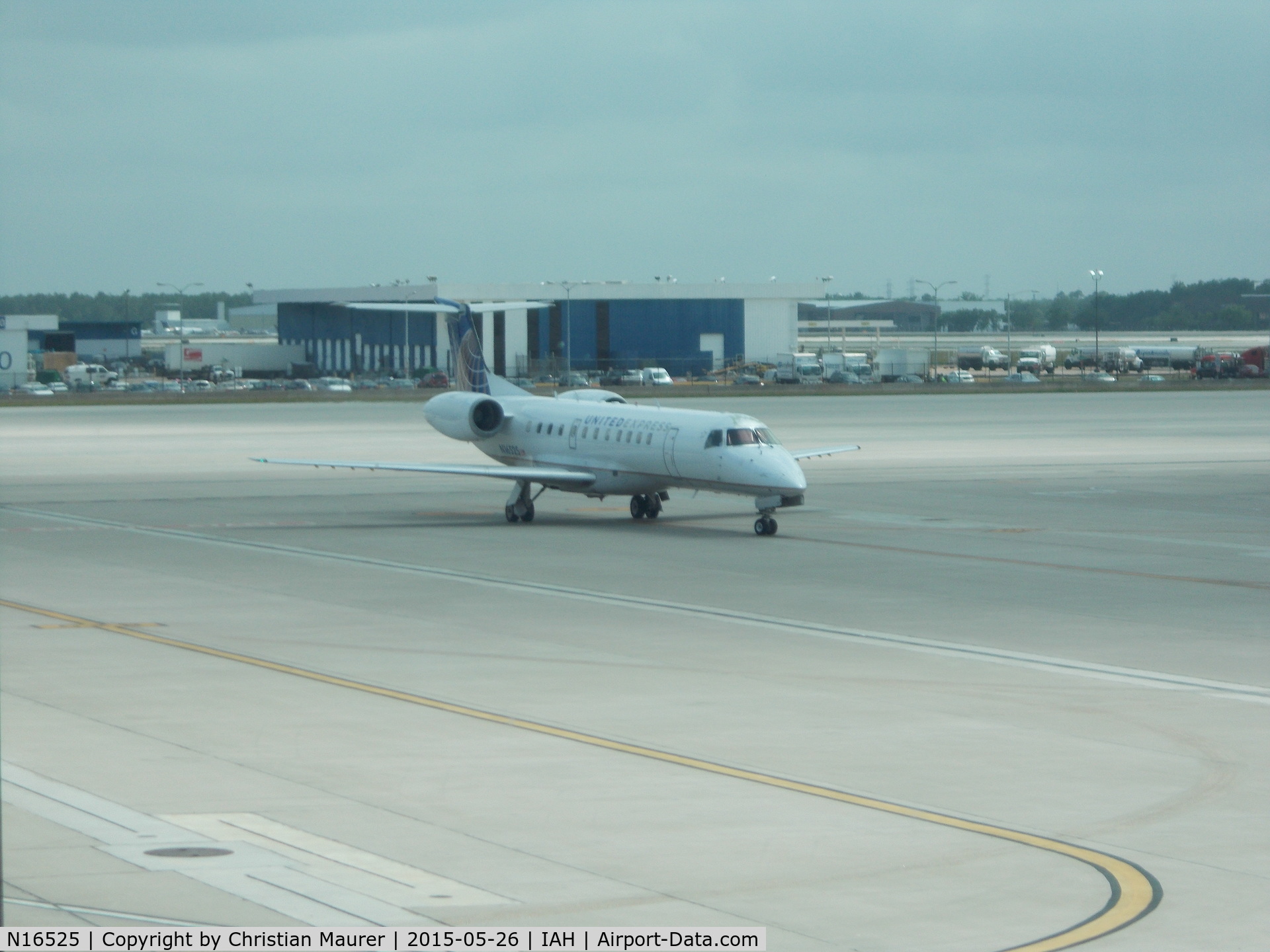 N16525, 2001 Embraer ERJ-135LR (EMB-135LR) C/N 145403, ERJ-135LR Arriving at Houston