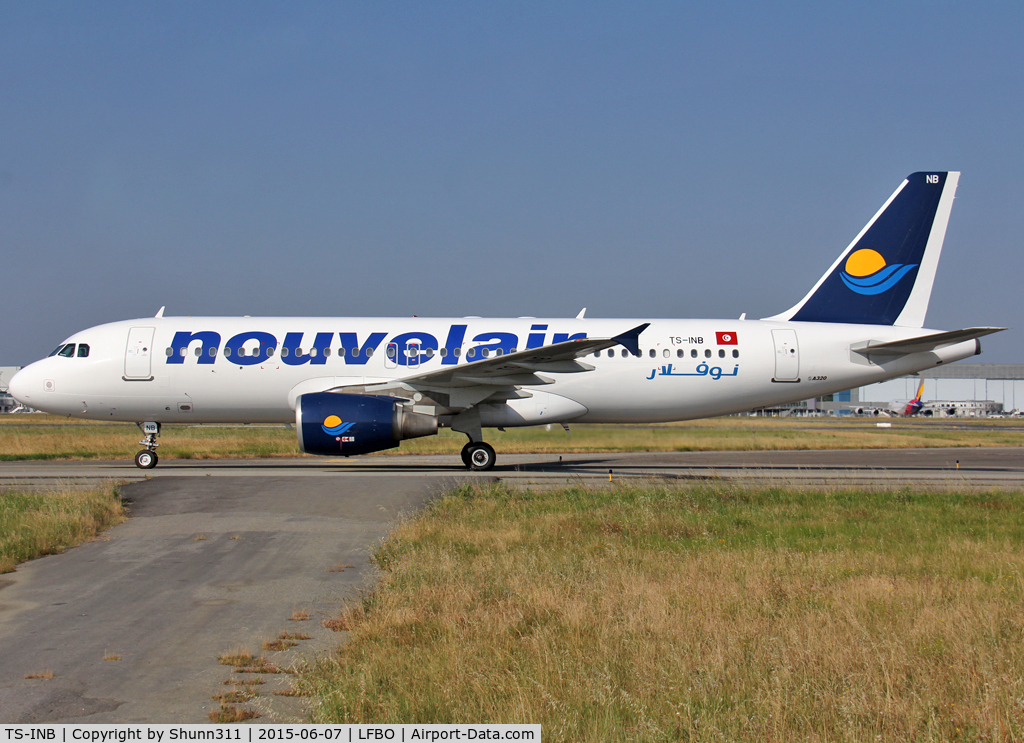 TS-INB, 2000 Airbus A320-214 C/N 1175, Taxiing to the Terminal with large titles