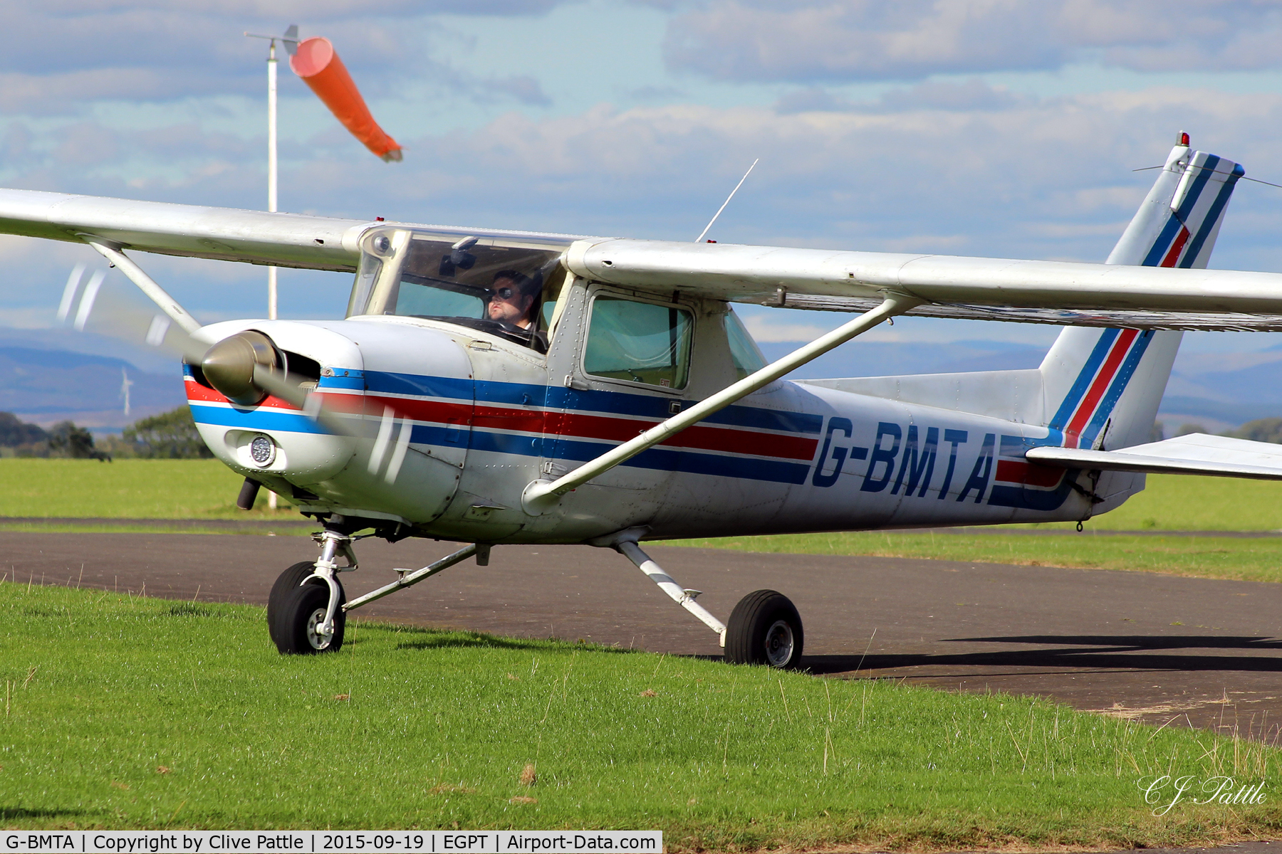G-BMTA, 1979 Cessna 152 C/N 152-82864, Mounting the grass at Perth EGPT