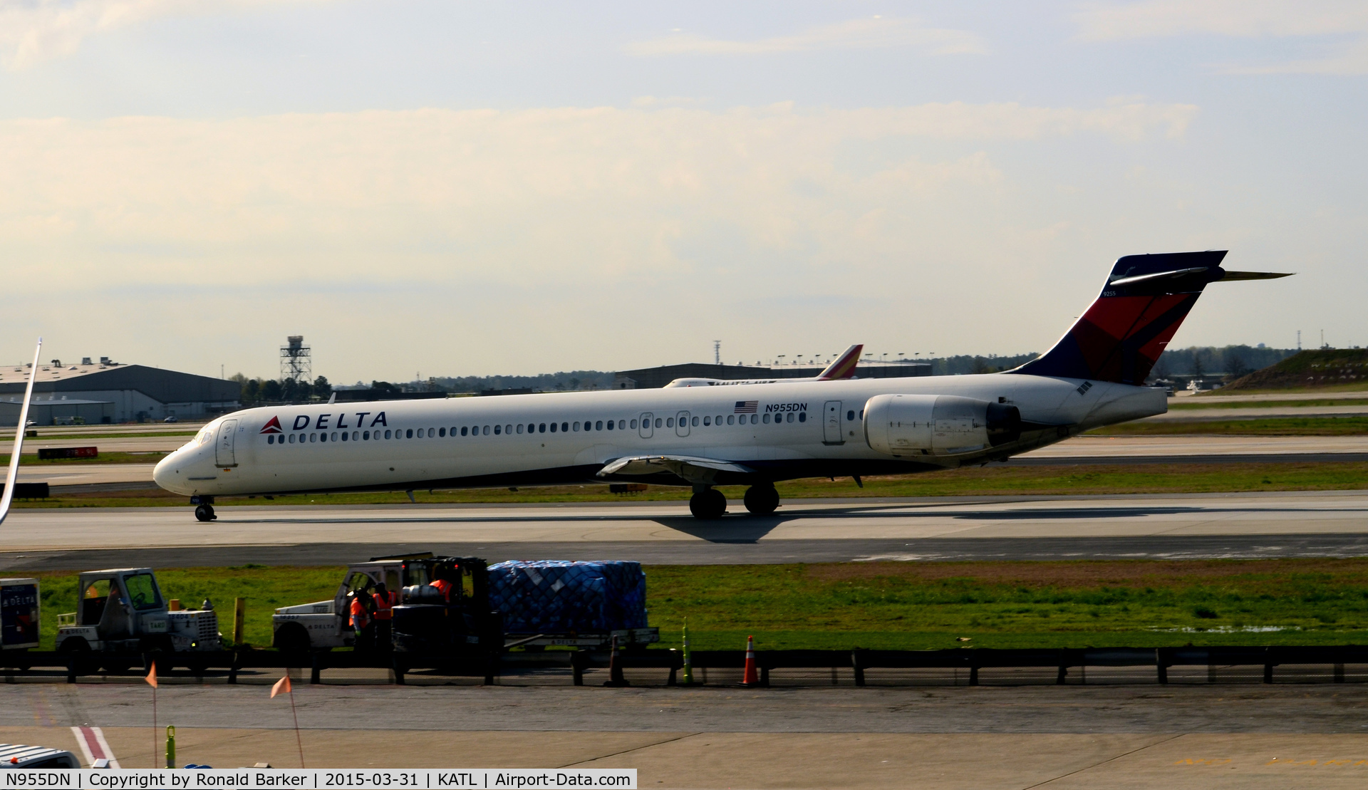 N955DN, McDonnell Douglas MD-90-30 C/N 53525, Taxi Atlanta