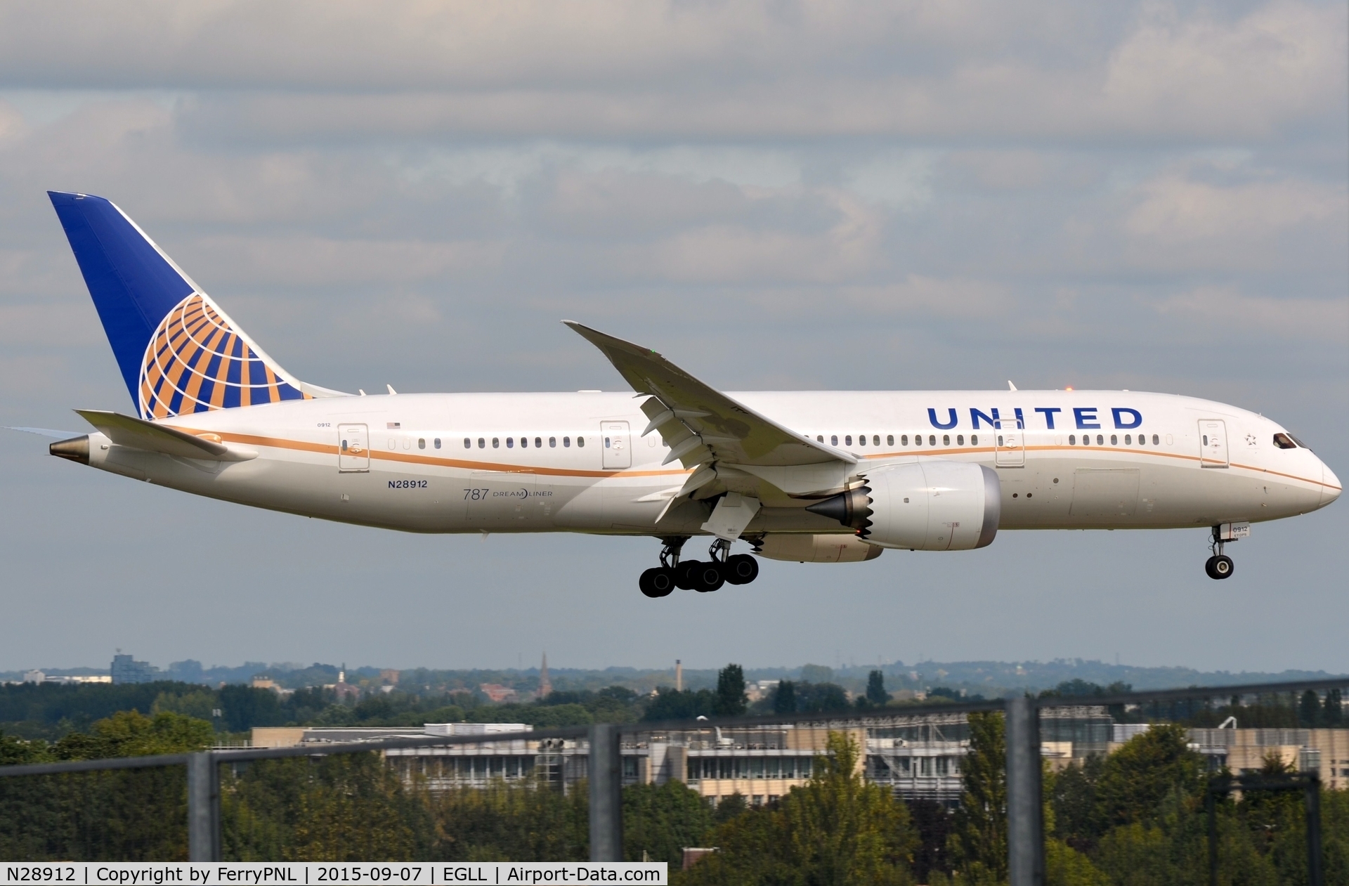 N28912, 2014 Boeing 787-8 Dreamliner C/N 34828, United B788 landing in LHR