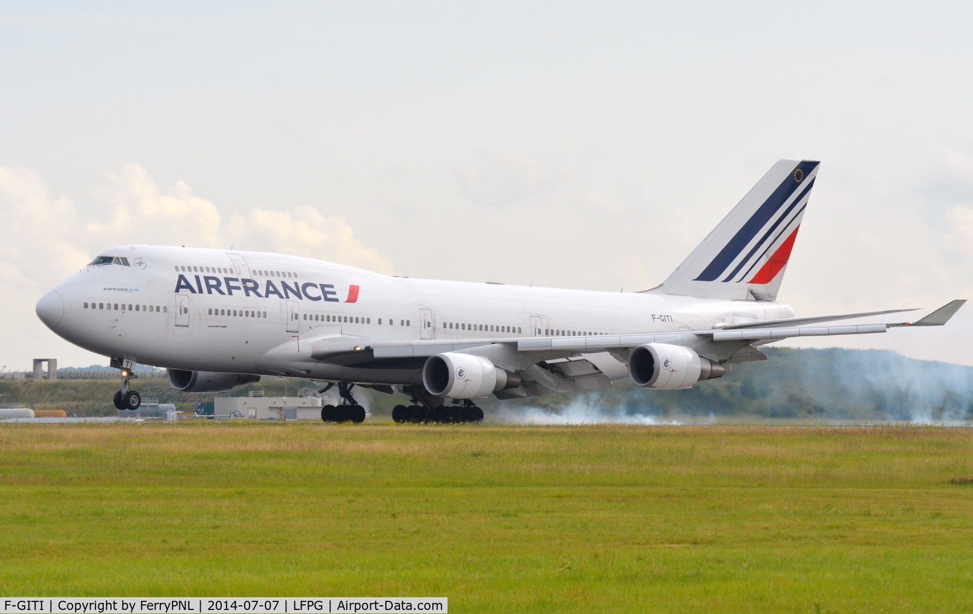 F-GITI, 2003 Boeing 747-428 C/N 32869, Air France B744 burning some rubber