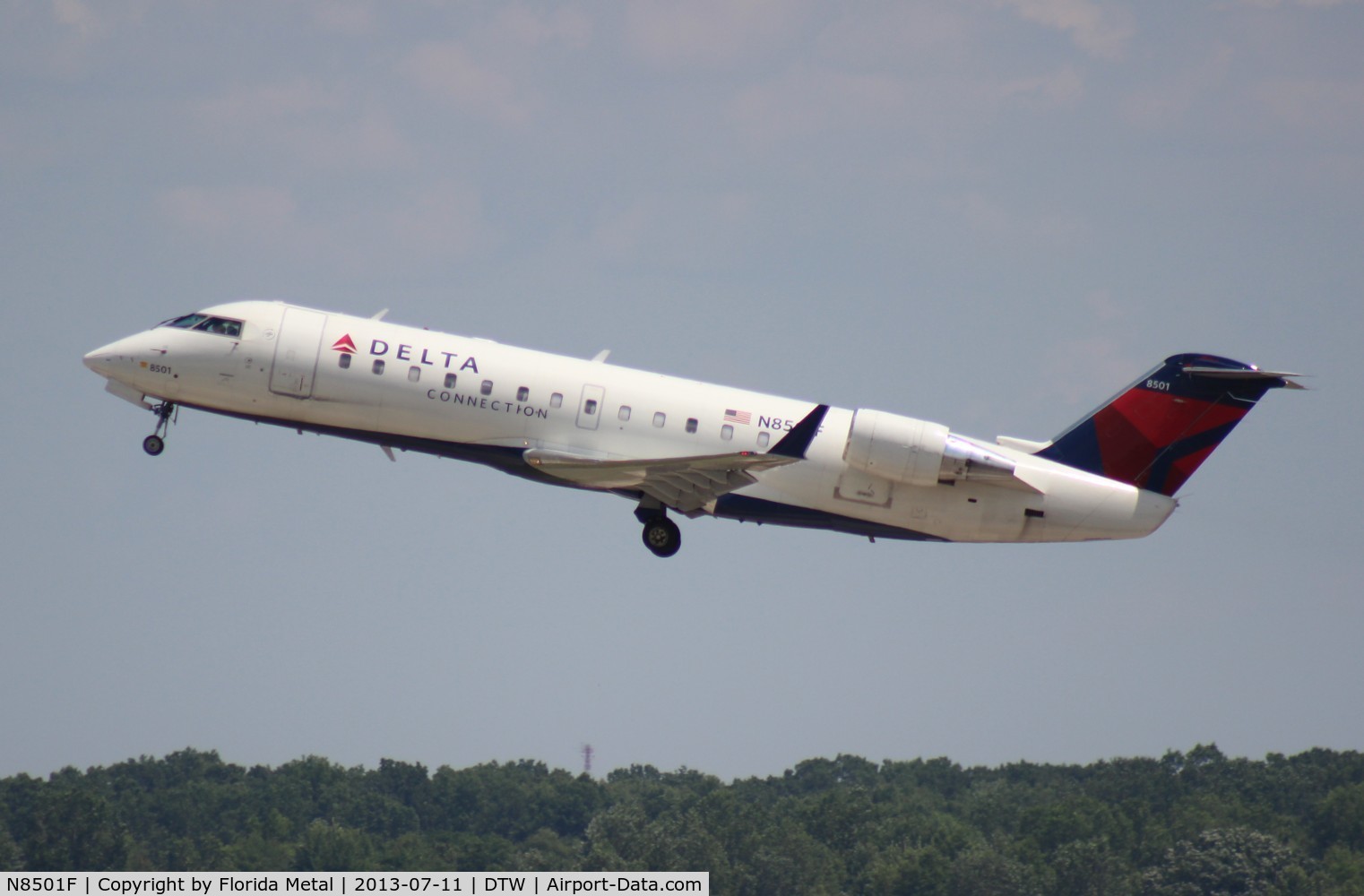 N8501F, 2001 Bombardier CRJ-200LR (CL-600-2B19) C/N 7501, Delta Connection