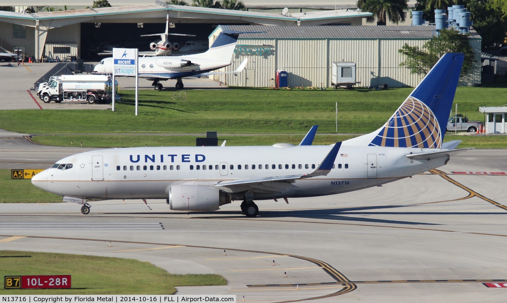 N13716, 1998 Boeing 737-724 C/N 28787, United