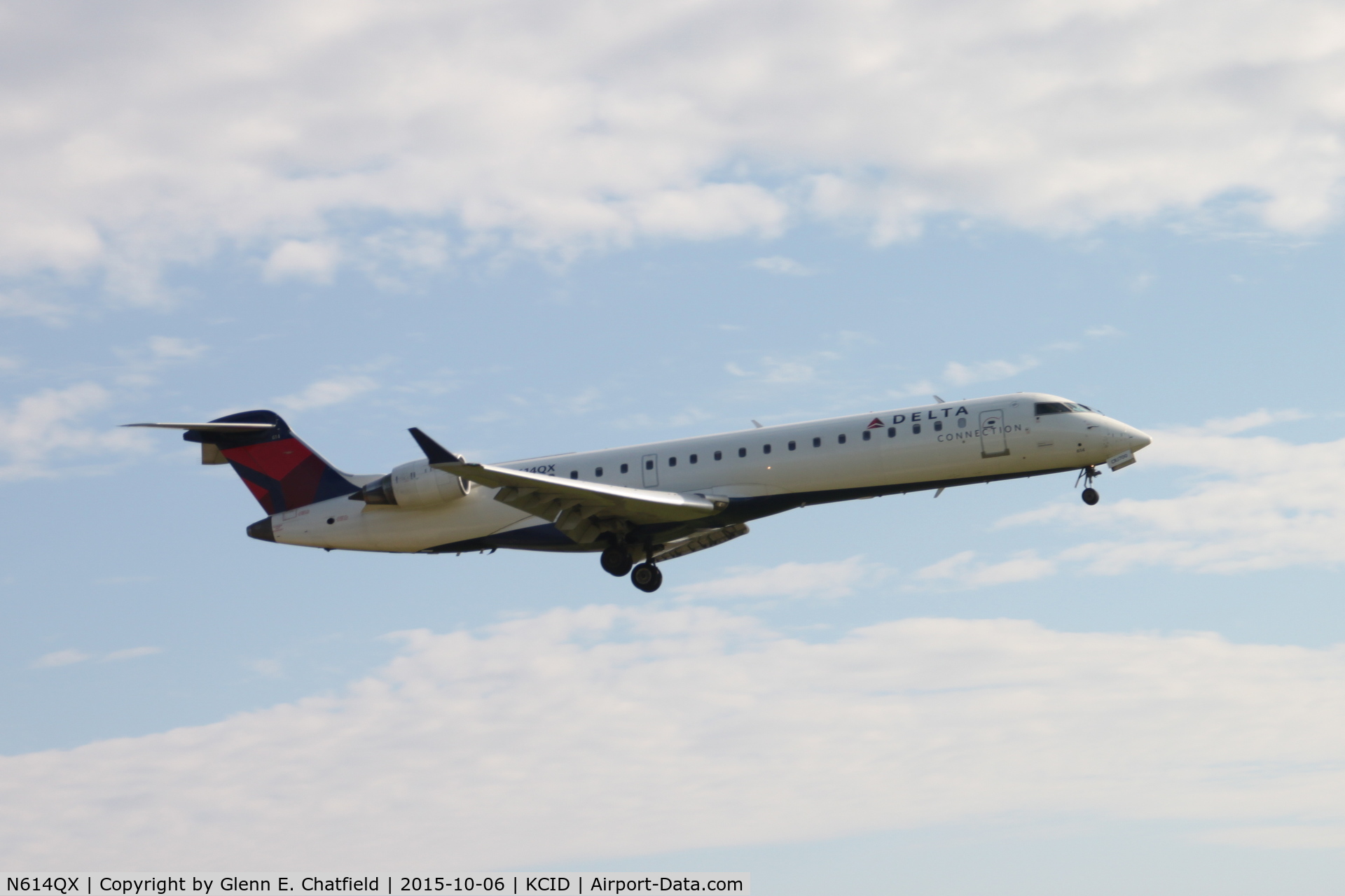 N614QX, 2002 Bombardier CRJ-701 (CL-600-2C10) Regional Jet C/N 10049, Final approach runway 27