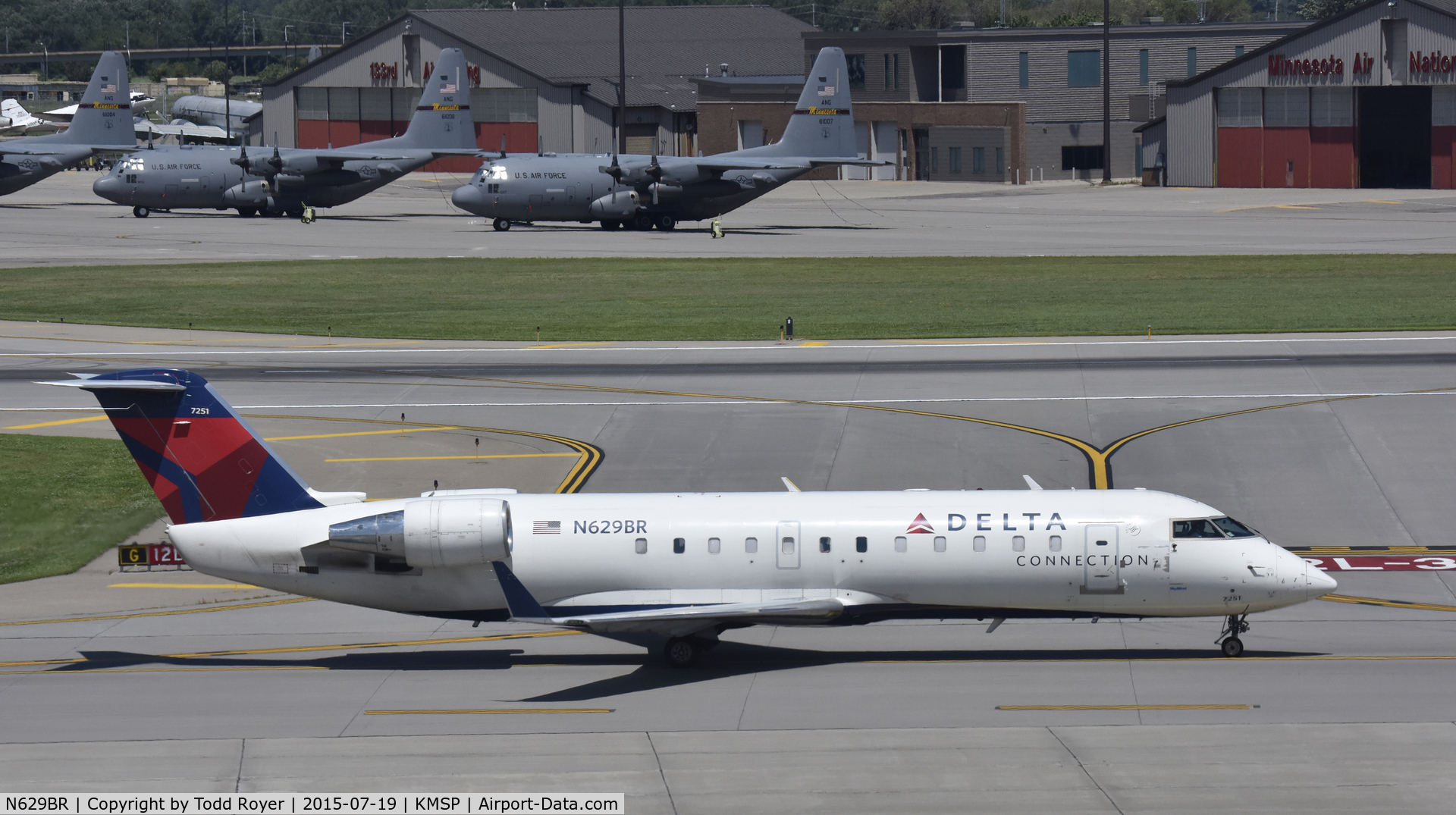 N629BR, 1998 Bombardier CRJ-200ER (CL-600-2B19) C/N 7251, taxiing at MSP