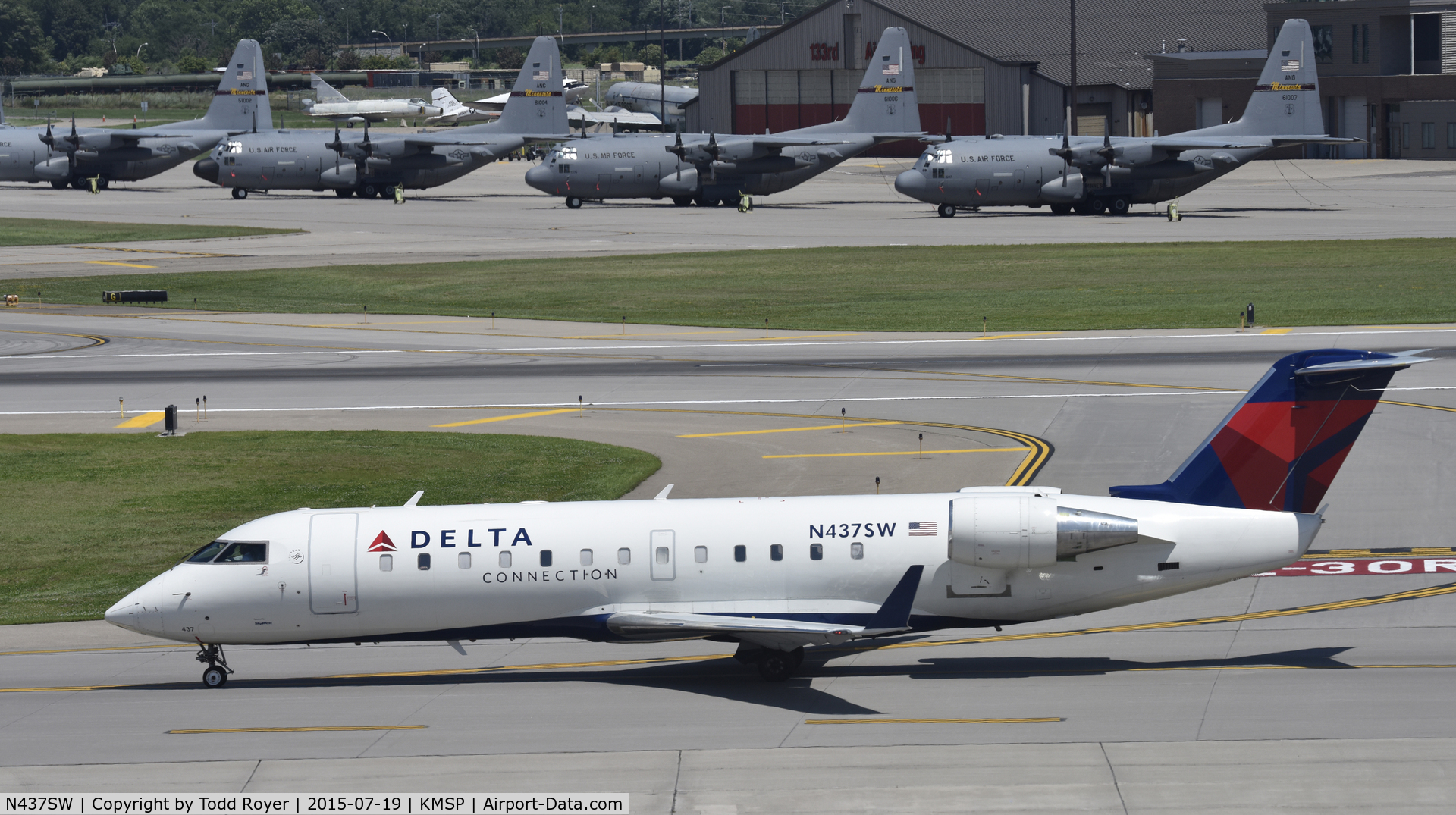 N437SW, 2001 Bombardier CRJ-200LR (CL-600-2B19) C/N 7564, Taxiing at MSP