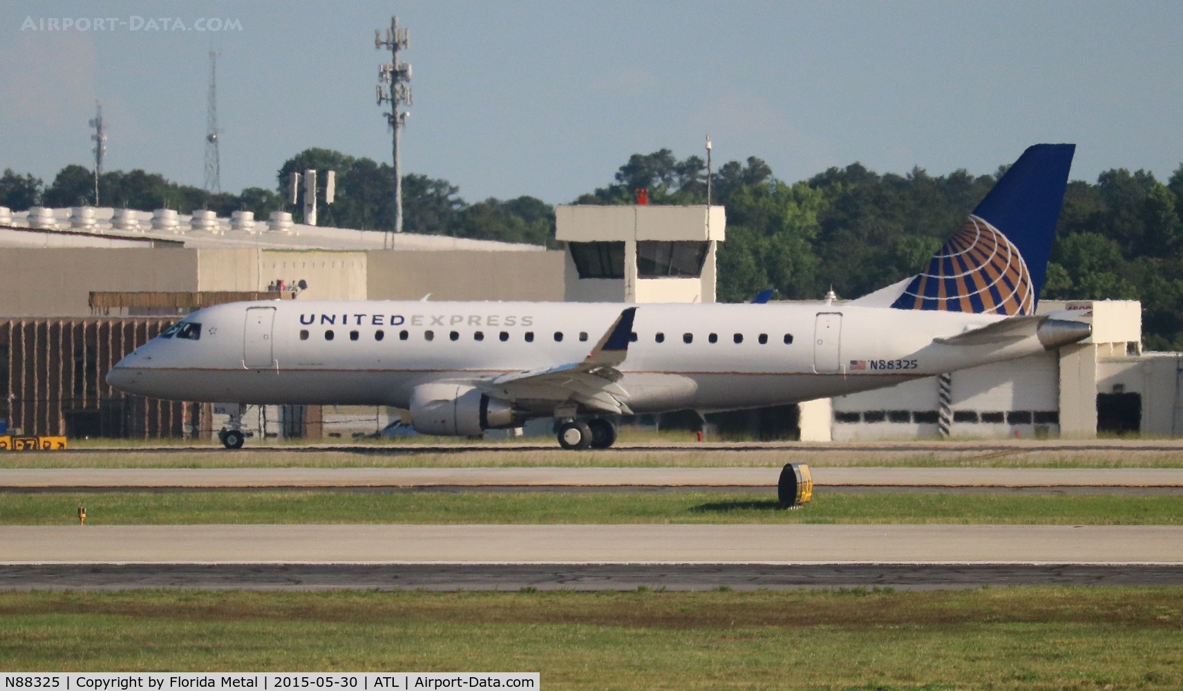 N88325, 2015 Embraer 175LR (ERJ-170-200LR) C/N 17000474, United Express E175, just 2 weeks old with the company at the time of the shot