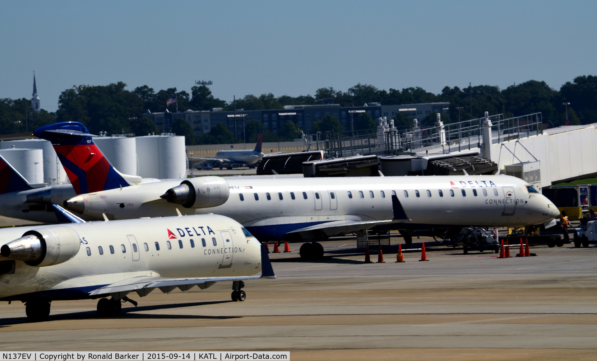 N137EV, 2009 Bombardier CRJ-900ER (CL-600-2D24) C/N 15227, At the gate Atlanta