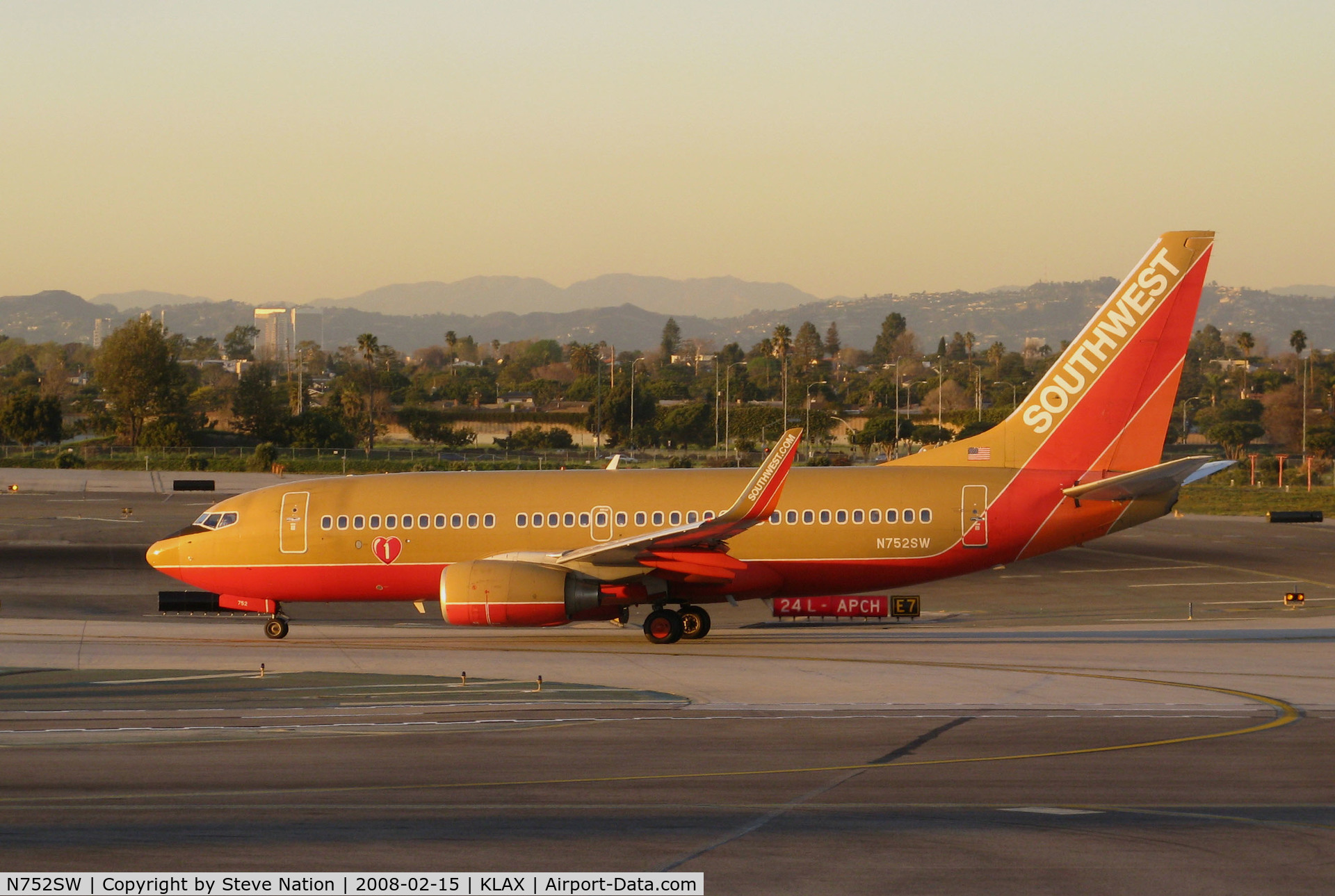 N752SW, 1999 Boeing 737-7H4 C/N 29804, Southwest 1999 737-7H4 in old colors lined up for takeoff @ Los Angeles International Airport, CA