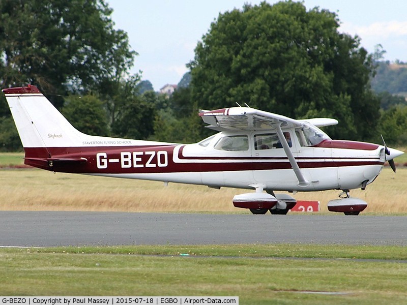 G-BEZO, 1976 Reims F172M ll Skyhawk C/N 1392, Visitor to Halfpenny Green.